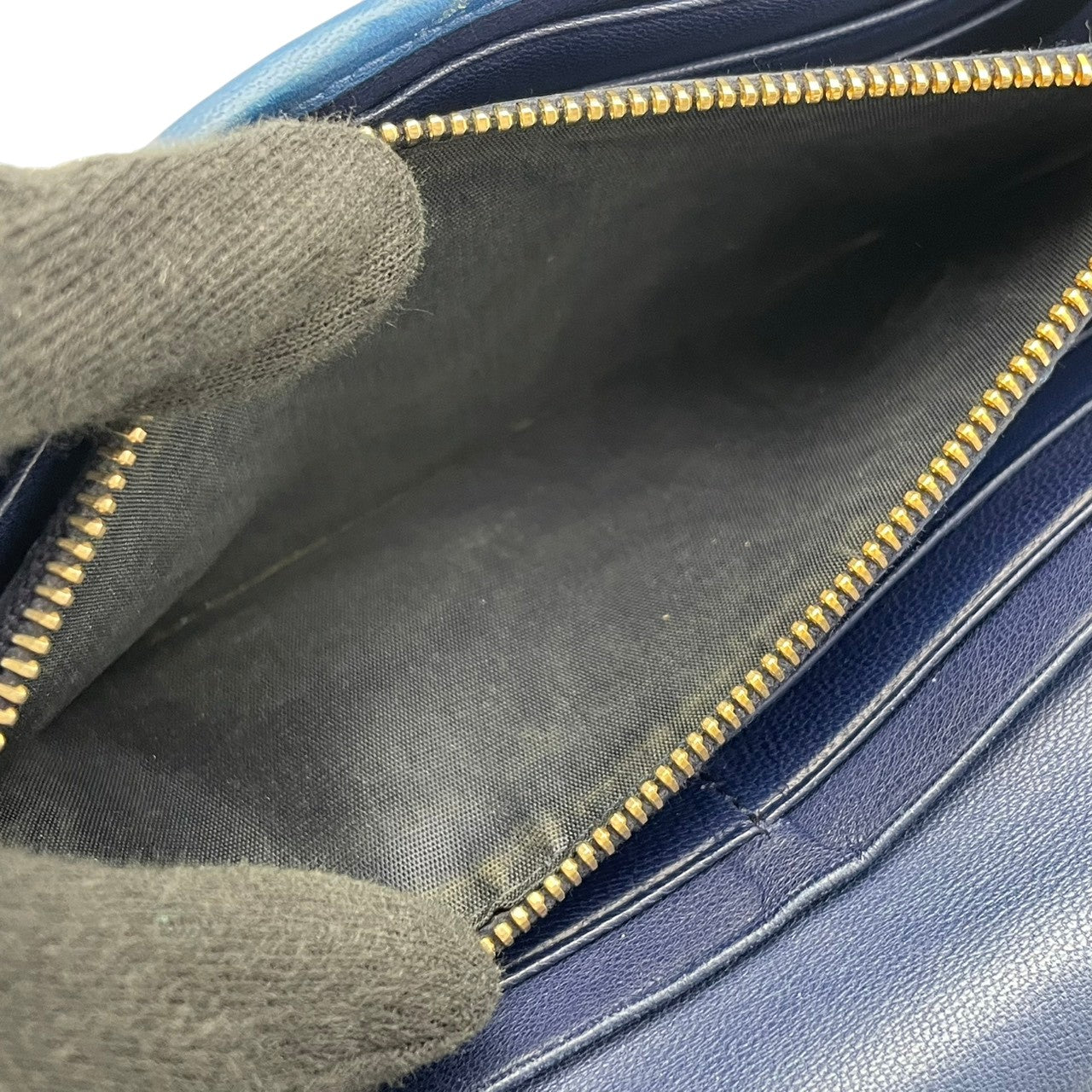 良品 ミュウミュウ miumiu 5M1369 マテラッセ バイカラー 長財布 フラップ ウォレット 財布 羊革 ラムレザー 本革 ネイビー ブルー 紺 青 ゴールド金具 レディース エレガント クラシック カジュアル デイリー お出かけ 上品 大人 W1