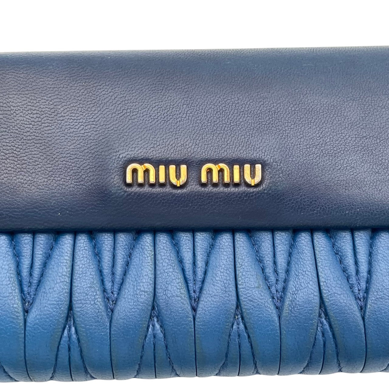 良品 ミュウミュウ miumiu 5M1369 マテラッセ バイカラー 長財布 フラップ ウォレット 財布 羊革 ラムレザー 本革 ネイビー ブルー 紺 青 ゴールド金具 レディース エレガント クラシック カジュアル デイリー お出かけ 上品 大人 W1
