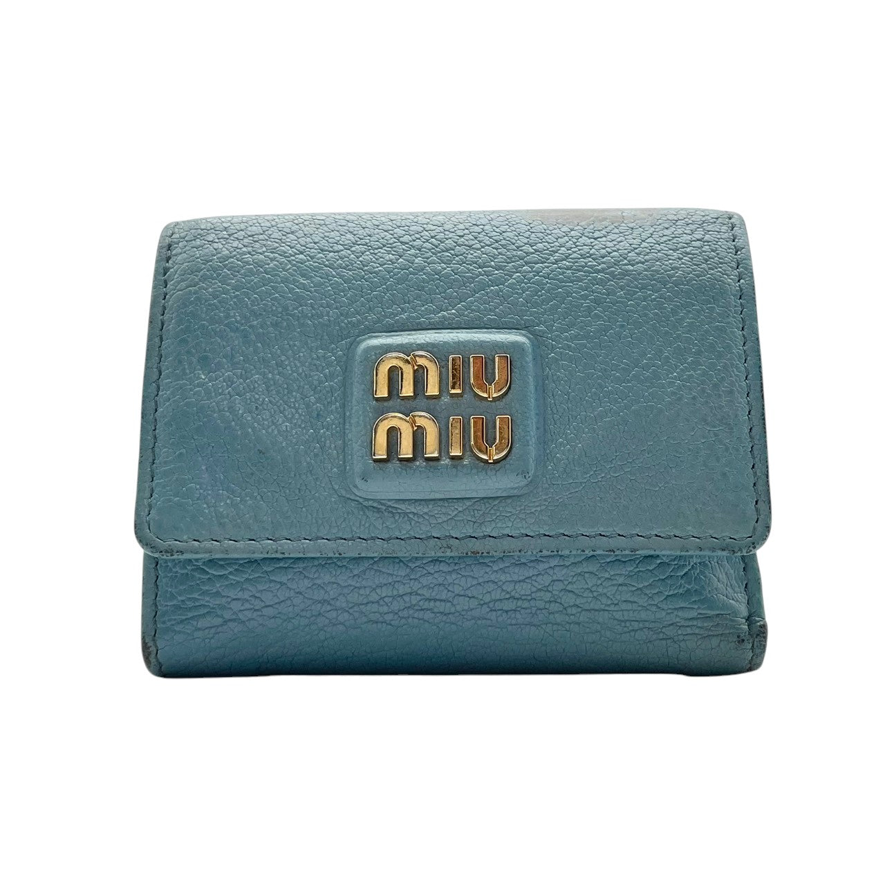 良品 ミュウミュウ miumiu 三つ折り財布 折り財布 コンパクトウォレット ミニ財布 マドラス レザー 本革 ライトブルー 水色 メタルロゴ ゴールド金具 レディース エレガント キュート フェミニン カジュアル デイリー 通勤 通学 上品 大人 W1
