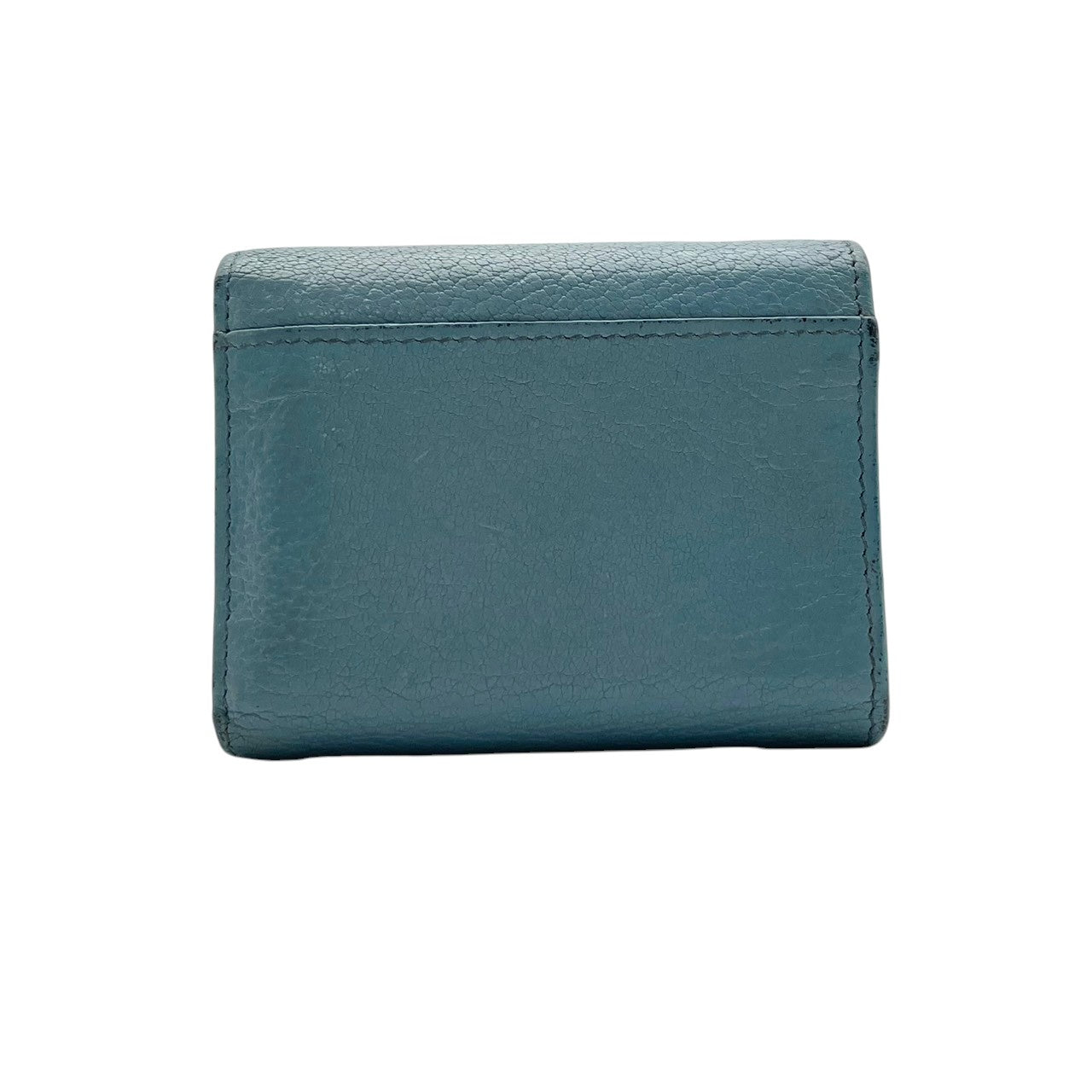 良品 ミュウミュウ miumiu 三つ折り財布 折り財布 コンパクトウォレット ミニ財布 マドラス レザー 本革 ライトブルー 水色 メタルロゴ ゴールド金具 レディース エレガント キュート フェミニン カジュアル デイリー 通勤 通学 上品 大人 W1