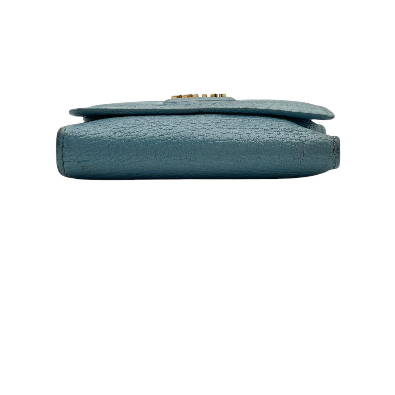 良品 ミュウミュウ miumiu 三つ折り財布 折り財布 コンパクトウォレット ミニ財布 マドラス レザー 本革 ライトブルー 水色 メタルロゴ ゴールド金具 レディース エレガント キュート フェミニン カジュアル デイリー 通勤 通学 上品 大人 W1