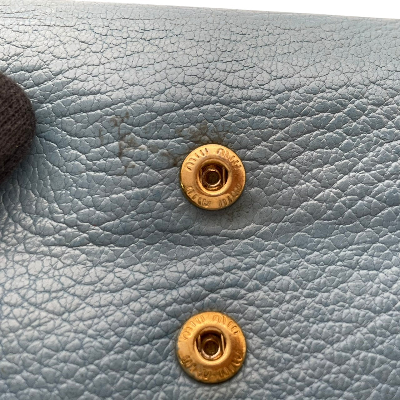 良品 ミュウミュウ miumiu 三つ折り財布 折り財布 コンパクトウォレット ミニ財布 マドラス レザー 本革 ライトブルー 水色 メタルロゴ ゴールド金具 レディース エレガント キュート フェミニン カジュアル デイリー 通勤 通学 上品 大人 W1