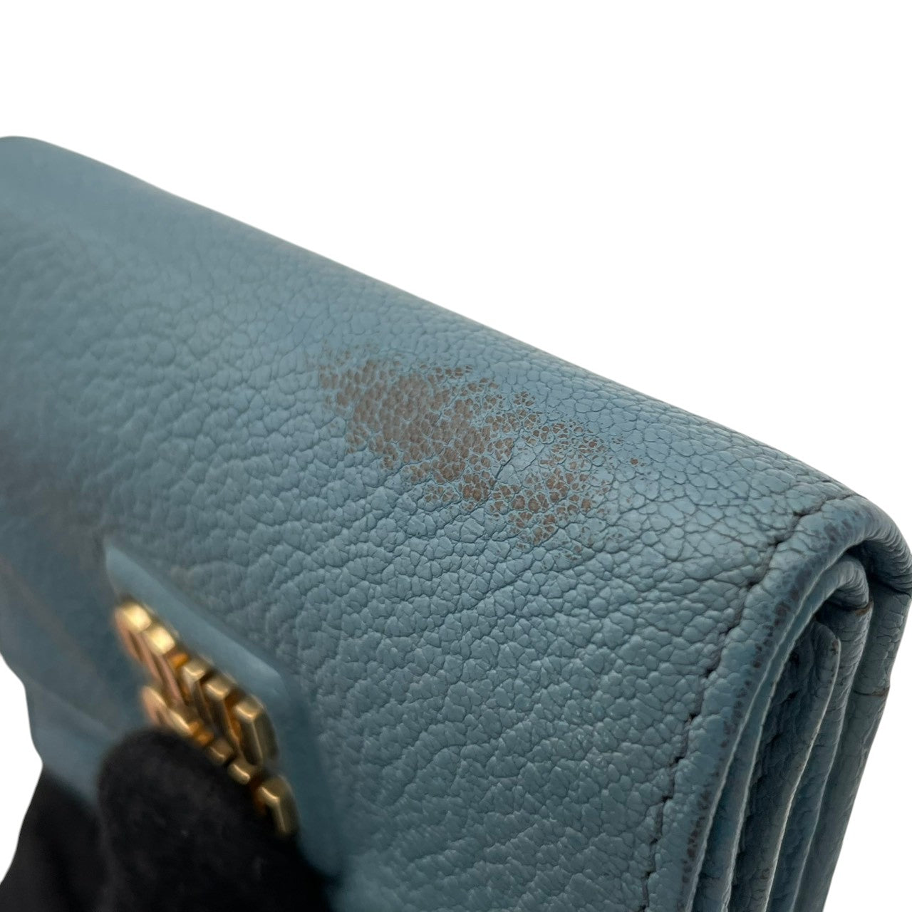 良品 ミュウミュウ miumiu 三つ折り財布 折り財布 コンパクトウォレット ミニ財布 マドラス レザー 本革 ライトブルー 水色 メタルロゴ ゴールド金具 レディース エレガント キュート フェミニン カジュアル デイリー 通勤 通学 上品 大人 W1