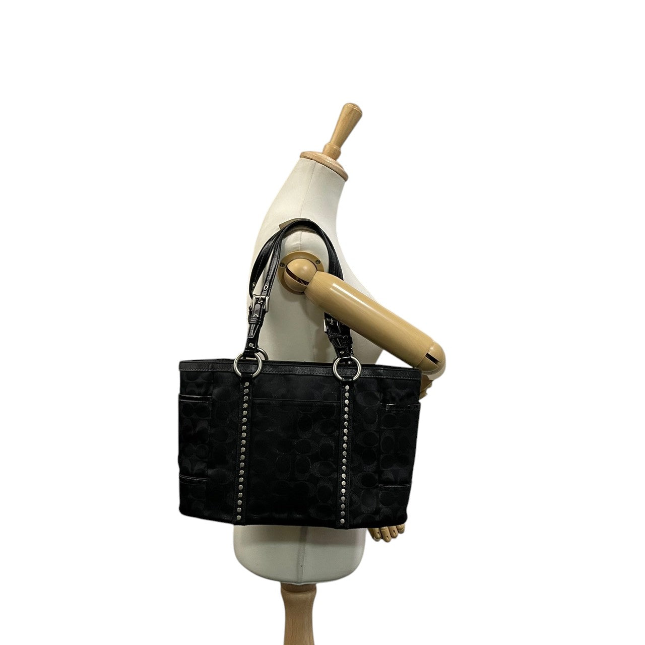 【美品】 コーチ COACH シグネチャー トートバッグ ショルダーバッグ スタッズ キャンバス レザー A4収納可能 肩掛け ワンショルダー ブラック 黒 通勤 通学 ビンテージ クラシック エレガント シック 上品 鞄 レディース F12853 S57