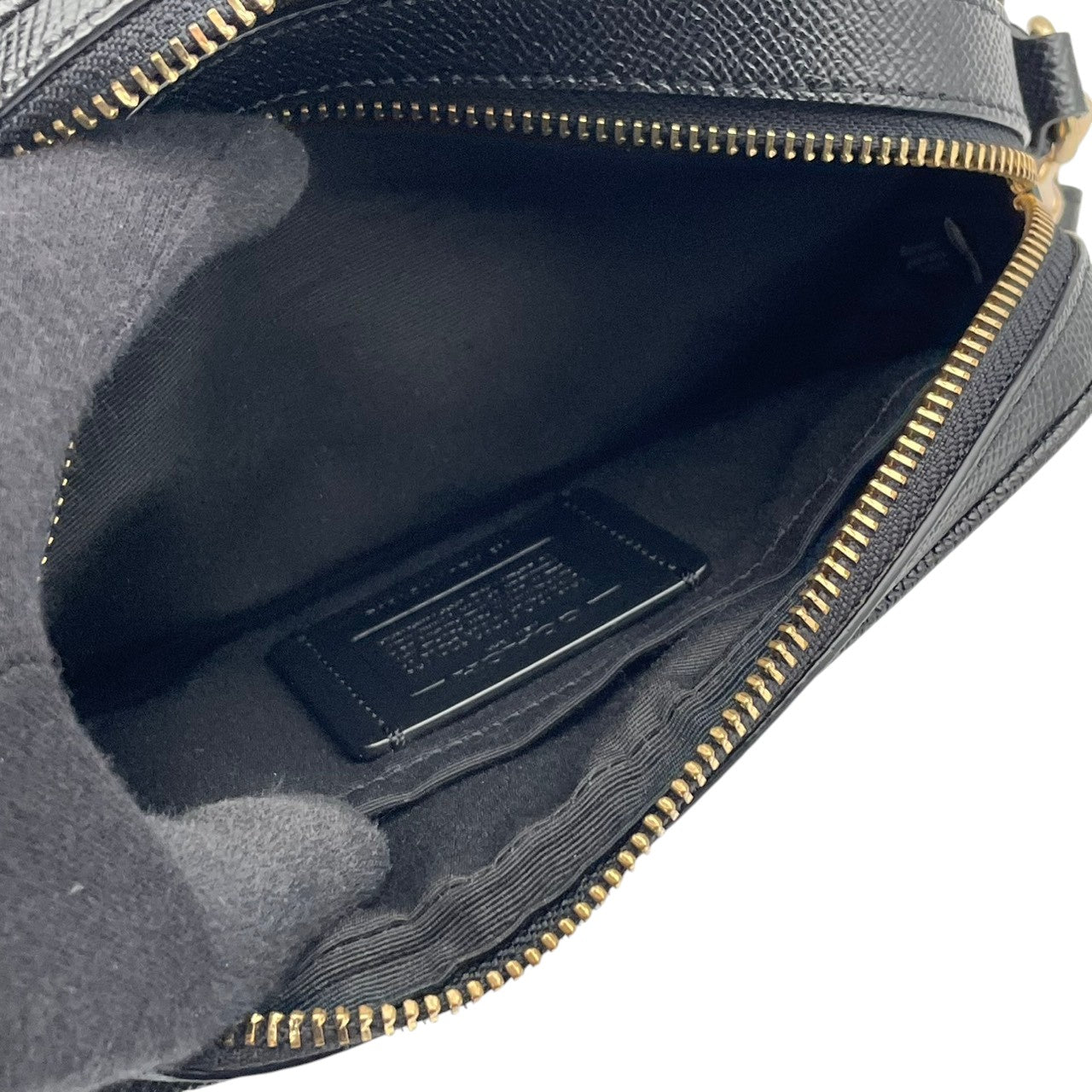 【美品】 コーチ COACH ショルダーバッグ カメラバッグ レザー 本革 ブラック 黒 ゴールド金具 斜め掛け可 肩掛け クロスボディ カジュアル エレガント ビンテージ 鞄 レディース ポシェット コンパクト お出かけ 定番 人気 S57