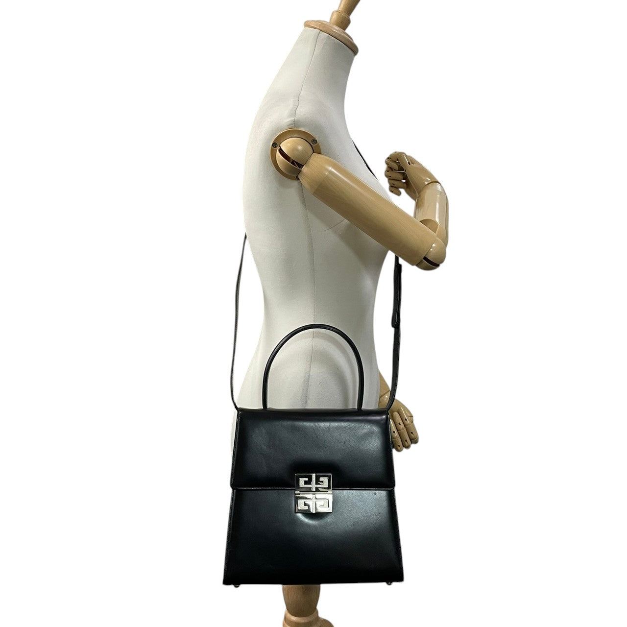 【良品】 ジバンシー GIVENCHY 2WAY ハンドバッグ ショルダーバッグ レザー 本革 ブラック 黒 ゴールド金具 ロゴプレート 斜め掛け可 肩掛け 自立可 ビンテージ クラシック エレガントレディース お出かけ デイリー 冠婚葬祭 人気 S58