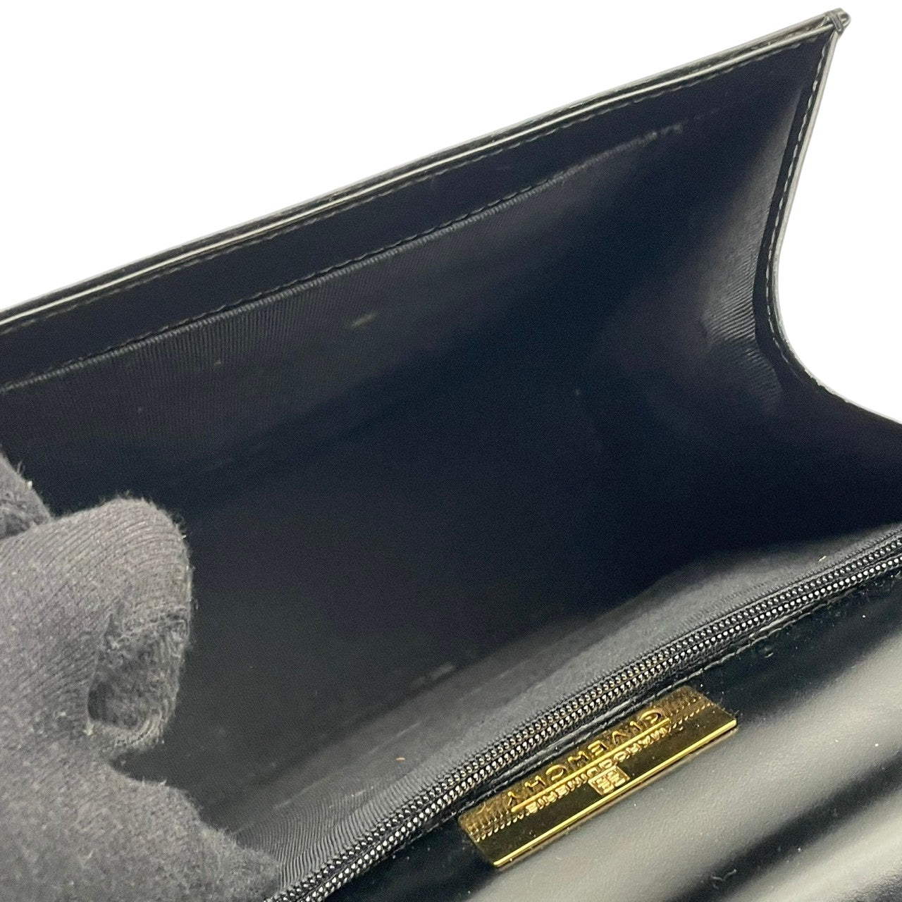【良品】 ジバンシー GIVENCHY 2WAY ハンドバッグ ショルダーバッグ レザー 本革 ブラック 黒 ゴールド金具 ロゴプレート 斜め掛け可 肩掛け 自立可 ビンテージ クラシック エレガントレディース お出かけ デイリー 冠婚葬祭 人気 S58