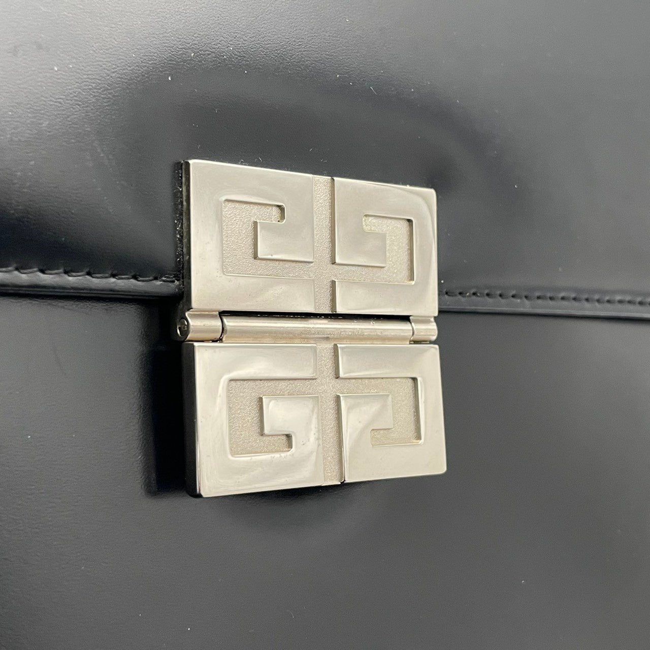 【良品】 ジバンシー GIVENCHY 2WAY ハンドバッグ ショルダーバッグ レザー 本革 ブラック 黒 ゴールド金具 ロゴプレート 斜め掛け可 肩掛け 自立可 ビンテージ クラシック エレガントレディース お出かけ デイリー 冠婚葬祭 人気 S58