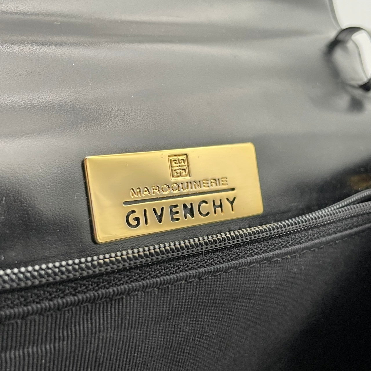 【良品】 ジバンシー GIVENCHY 2WAY ハンドバッグ ショルダーバッグ レザー 本革 ブラック 黒 ゴールド金具 ロゴプレート 斜め掛け可 肩掛け 自立可 ビンテージ クラシック エレガントレディース お出かけ デイリー 冠婚葬祭 人気 S58