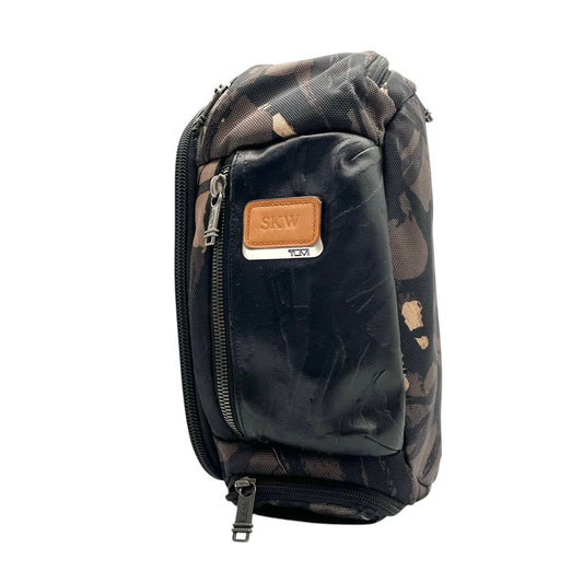 【美品】トゥミ TUMI ボディバッグ スリングバッグ ウエストバッグ アルファブラボー 迷彩 カモフラ バリスティックナイロン レザー グレー ブラック 斜め掛け可 ビンテージ クラシック エレガント メンズ 通勤 通学 旅行 レジャー 多機能 S58