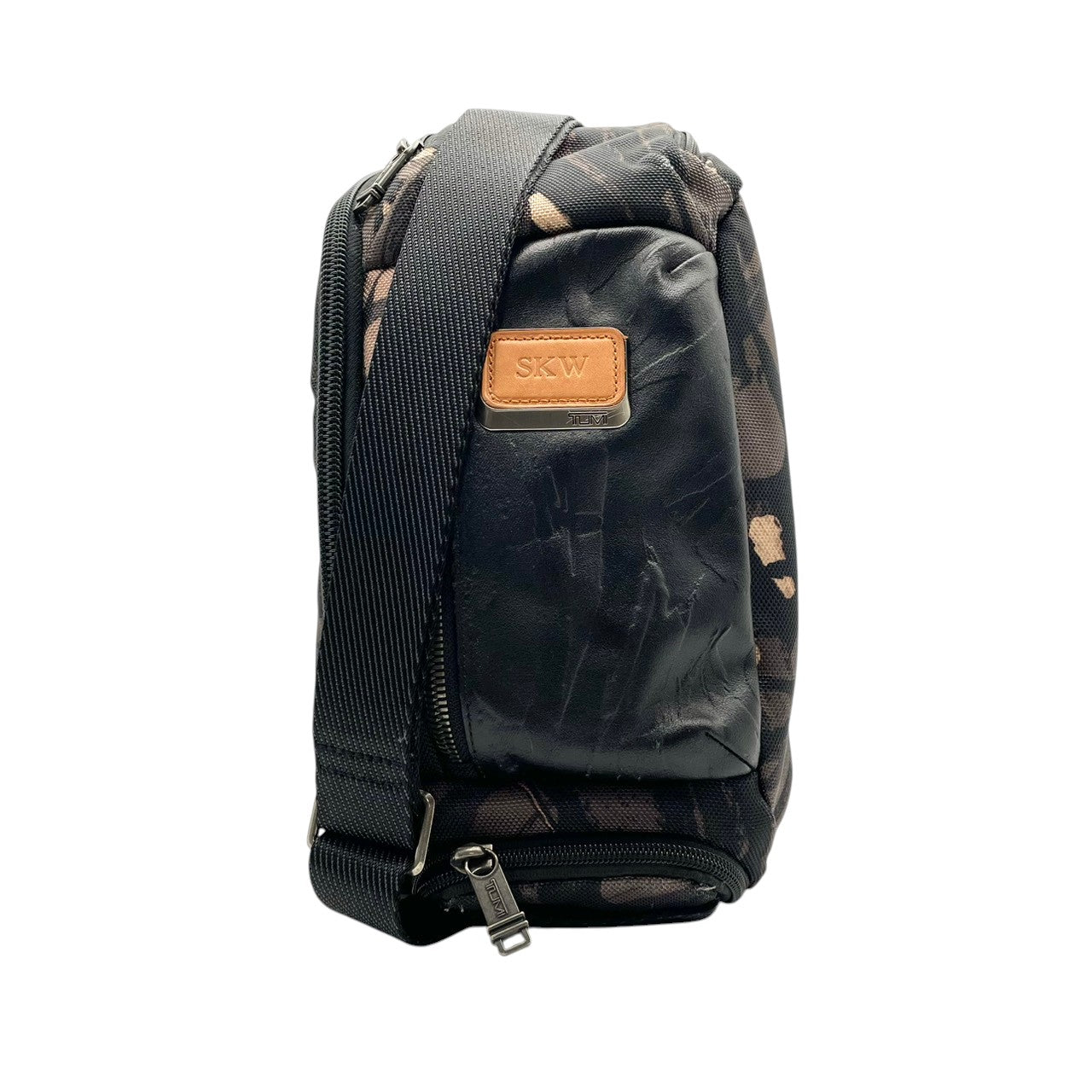 【美品】トゥミ TUMI ボディバッグ スリングバッグ ウエストバッグ アルファブラボー 迷彩 カモフラ バリスティックナイロン レザー グレー ブラック 斜め掛け可 ビンテージ クラシック エレガント メンズ 通勤 通学 旅行 レジャー 多機能 S58