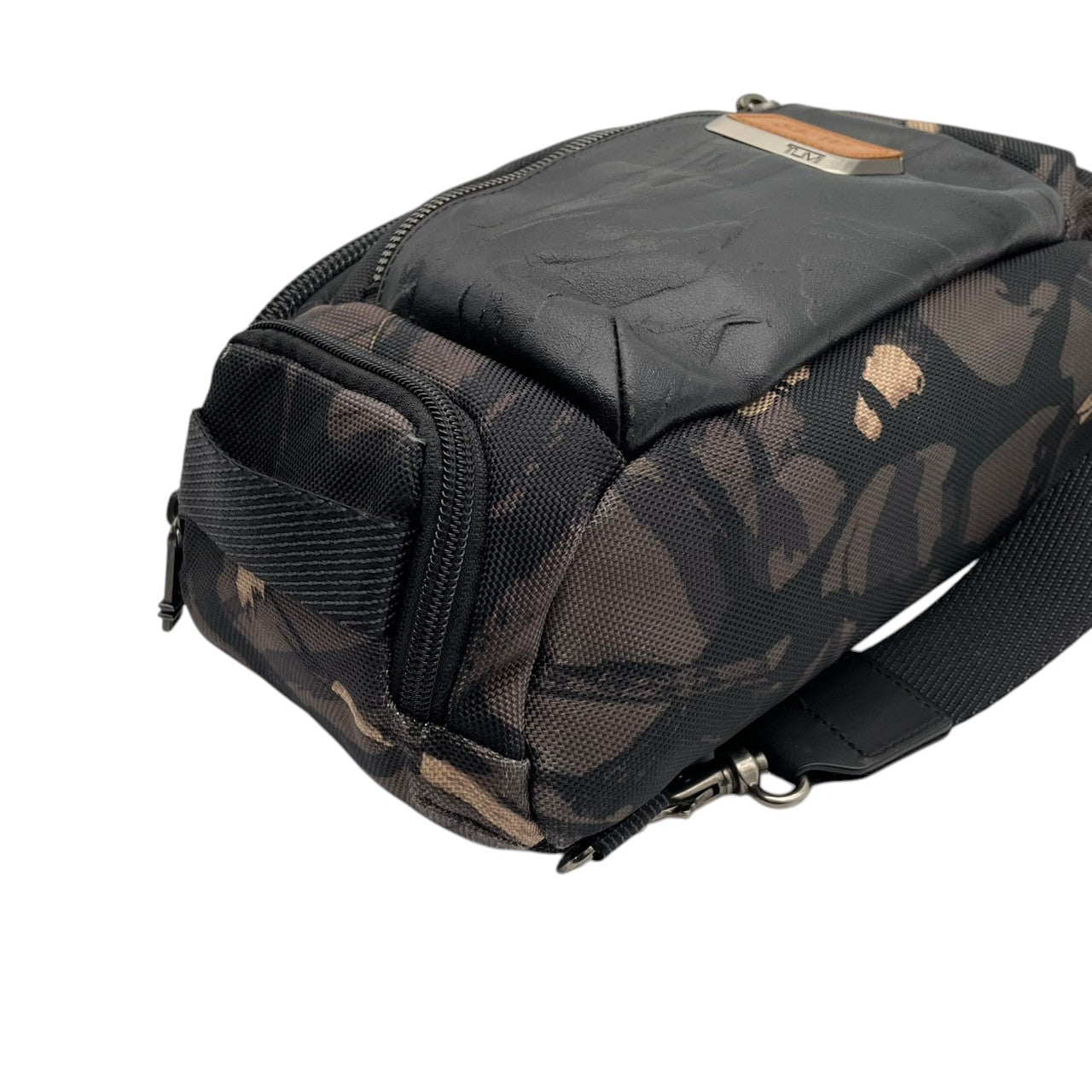 【美品】トゥミ TUMI ボディバッグ スリングバッグ ウエストバッグ アルファブラボー 迷彩 カモフラ バリスティックナイロン レザー グレー ブラック 斜め掛け可 ビンテージ クラシック エレガント メンズ 通勤 通学 旅行 レジャー 多機能 S58