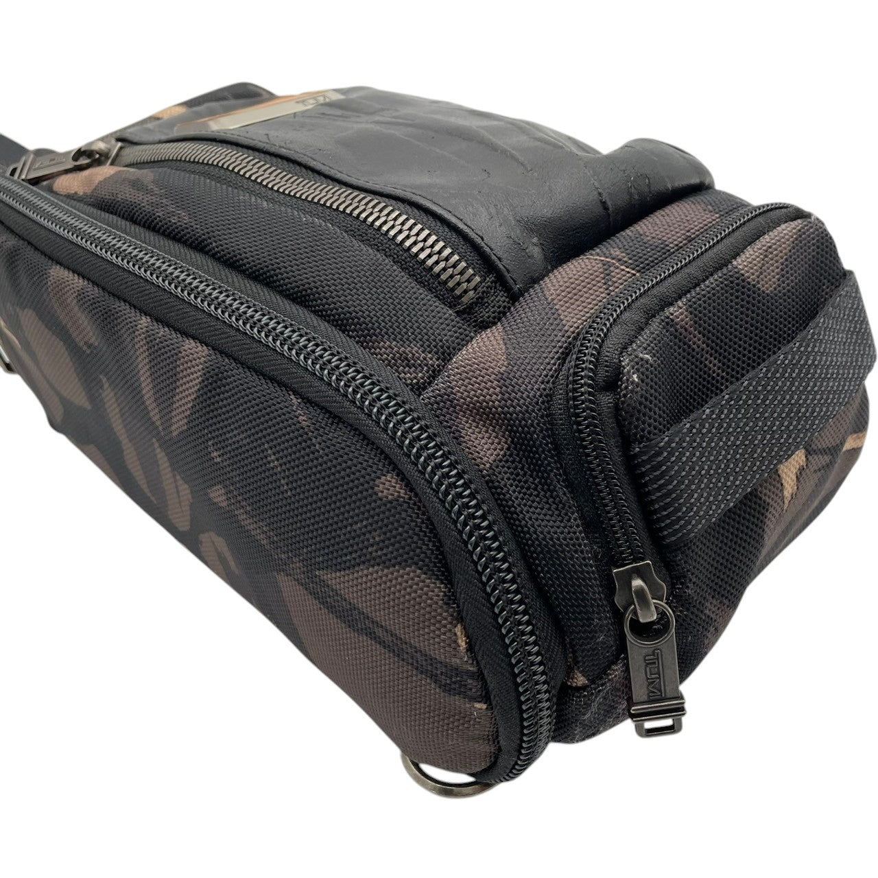 【美品】トゥミ TUMI ボディバッグ スリングバッグ ウエストバッグ アルファブラボー 迷彩 カモフラ バリスティックナイロン レザー グレー ブラック 斜め掛け可 ビンテージ クラシック エレガント メンズ 通勤 通学 旅行 レジャー 多機能 S58