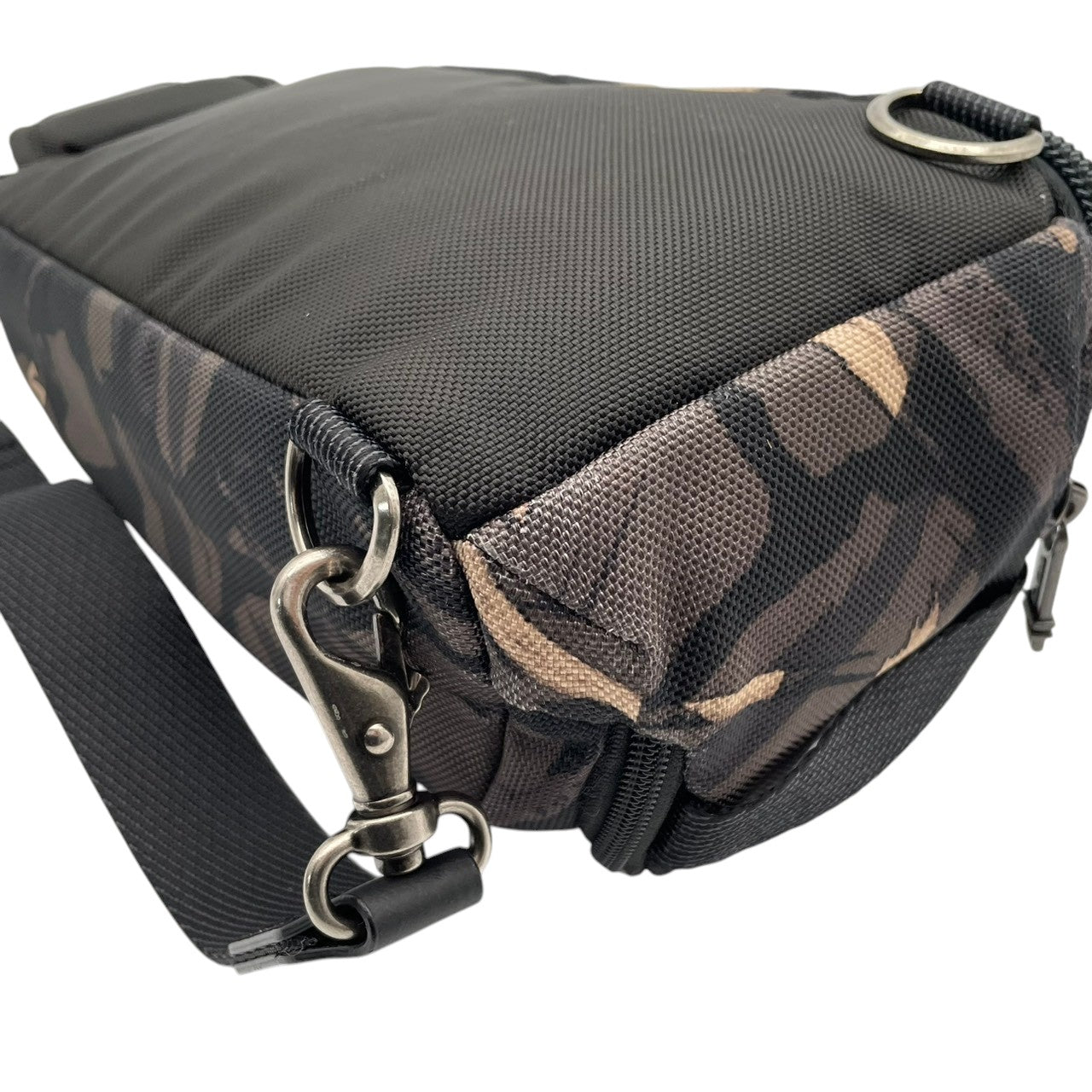 【美品】トゥミ TUMI ボディバッグ スリングバッグ ウエストバッグ アルファブラボー 迷彩 カモフラ バリスティックナイロン レザー グレー ブラック 斜め掛け可 ビンテージ クラシック エレガント メンズ 通勤 通学 旅行 レジャー 多機能 S58