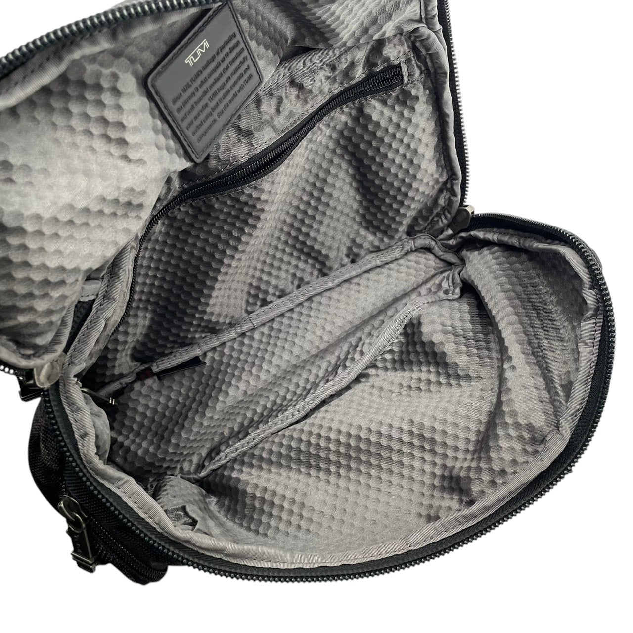 【美品】トゥミ TUMI ボディバッグ スリングバッグ ウエストバッグ アルファブラボー 迷彩 カモフラ バリスティックナイロン レザー グレー ブラック 斜め掛け可 ビンテージ クラシック エレガント メンズ 通勤 通学 旅行 レジャー 多機能 S58