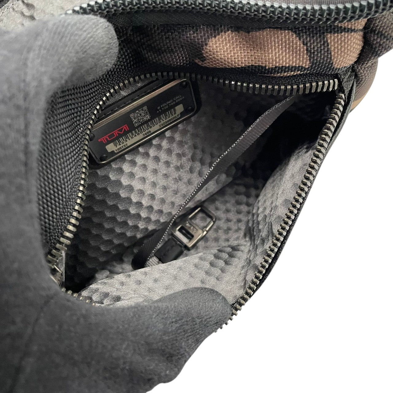 【美品】トゥミ TUMI ボディバッグ スリングバッグ ウエストバッグ アルファブラボー 迷彩 カモフラ バリスティックナイロン レザー グレー ブラック 斜め掛け可 ビンテージ クラシック エレガント メンズ 通勤 通学 旅行 レジャー 多機能 S58