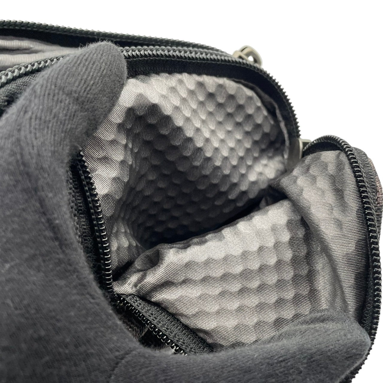 【美品】トゥミ TUMI ボディバッグ スリングバッグ ウエストバッグ アルファブラボー 迷彩 カモフラ バリスティックナイロン レザー グレー ブラック 斜め掛け可 ビンテージ クラシック エレガント メンズ 通勤 通学 旅行 レジャー 多機能 S58