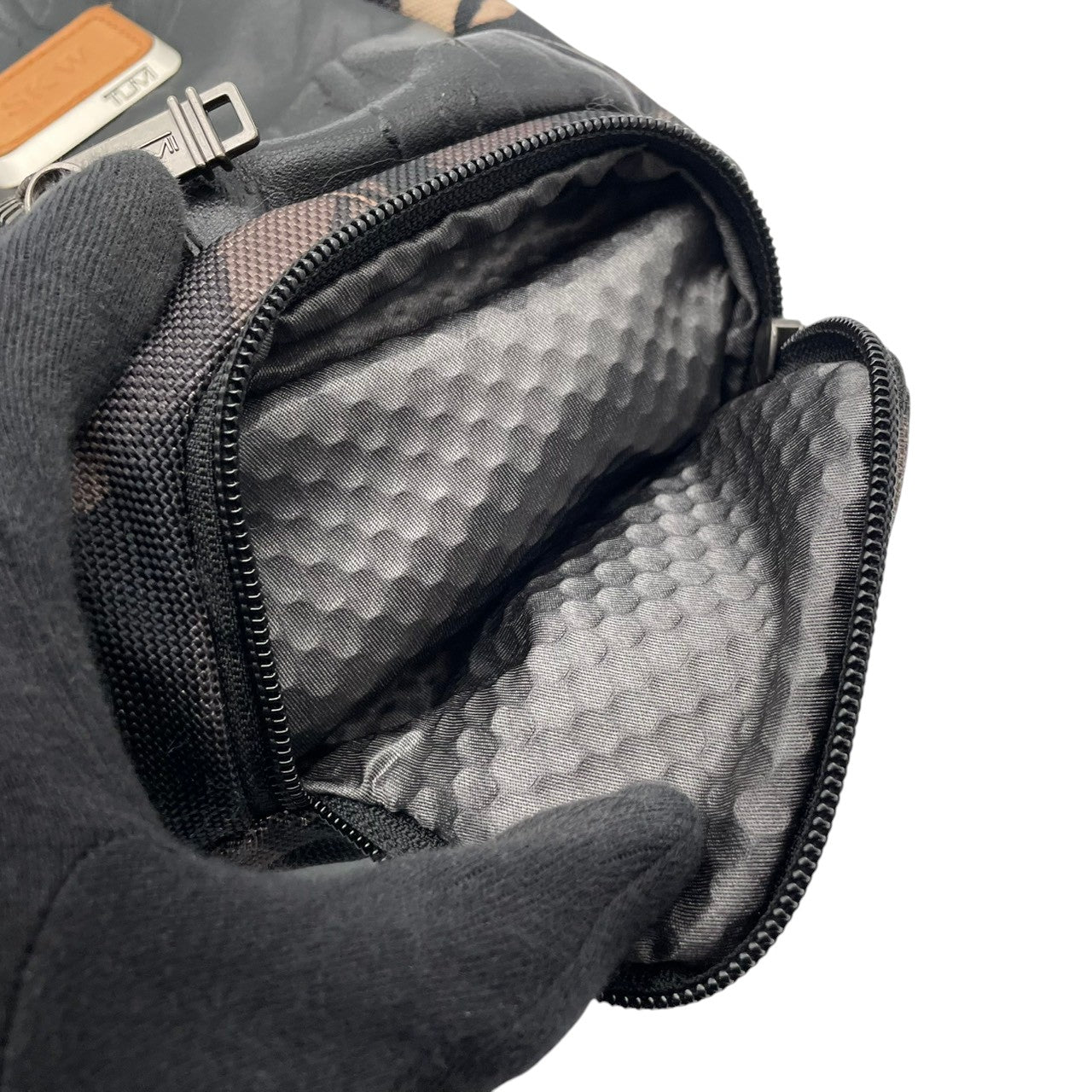 【美品】トゥミ TUMI ボディバッグ スリングバッグ ウエストバッグ アルファブラボー 迷彩 カモフラ バリスティックナイロン レザー グレー ブラック 斜め掛け可 ビンテージ クラシック エレガント メンズ 通勤 通学 旅行 レジャー 多機能 S58