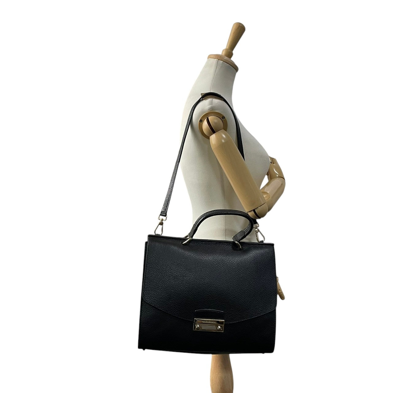【美品】フルラ FURLA ハンドバッグ ショルダーバッグ 2WAY 本革 レザー ブラック 黒 ゴールド金具 自立可 エレガント ビンテージ クラシック 上品 高級感 通勤 通学 お出かけ 冠婚葬祭 フォーマル 人気 定番 S66
