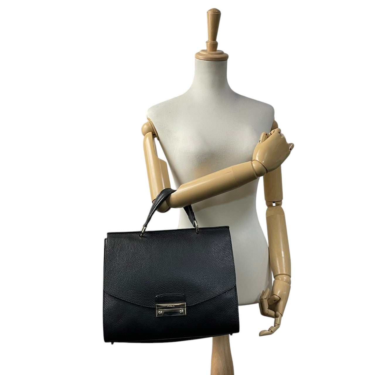 【美品】フルラ FURLA ハンドバッグ ショルダーバッグ 2WAY 本革 レザー ブラック 黒 ゴールド金具 自立可 エレガント ビンテージ クラシック 上品 高級感 通勤 通学 お出かけ 冠婚葬祭 フォーマル 人気 定番 S66