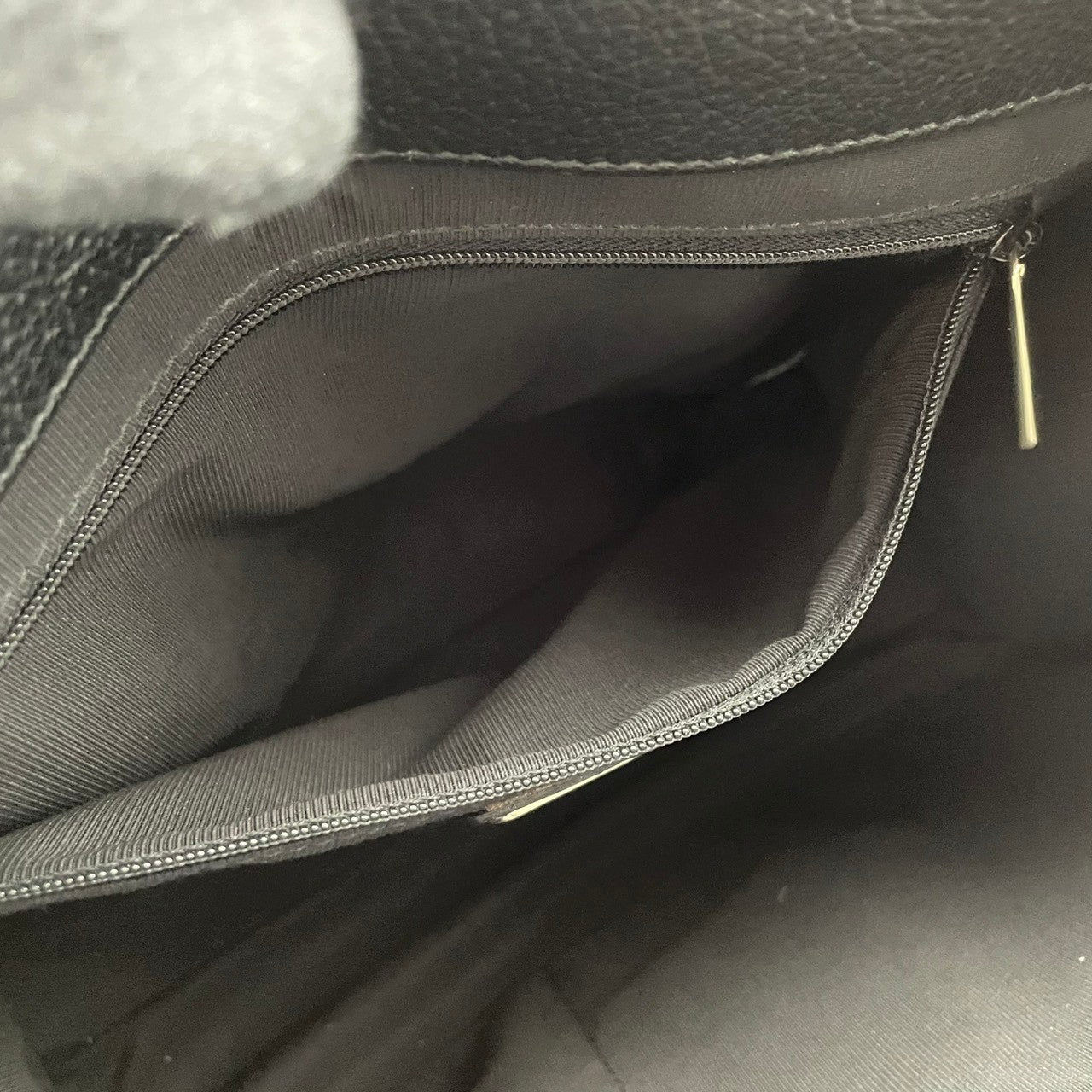 【美品】フルラ FURLA ハンドバッグ ショルダーバッグ 2WAY 本革 レザー ブラック 黒 ゴールド金具 自立可 エレガント ビンテージ クラシック 上品 高級感 通勤 通学 お出かけ 冠婚葬祭 フォーマル 人気 定番 S66