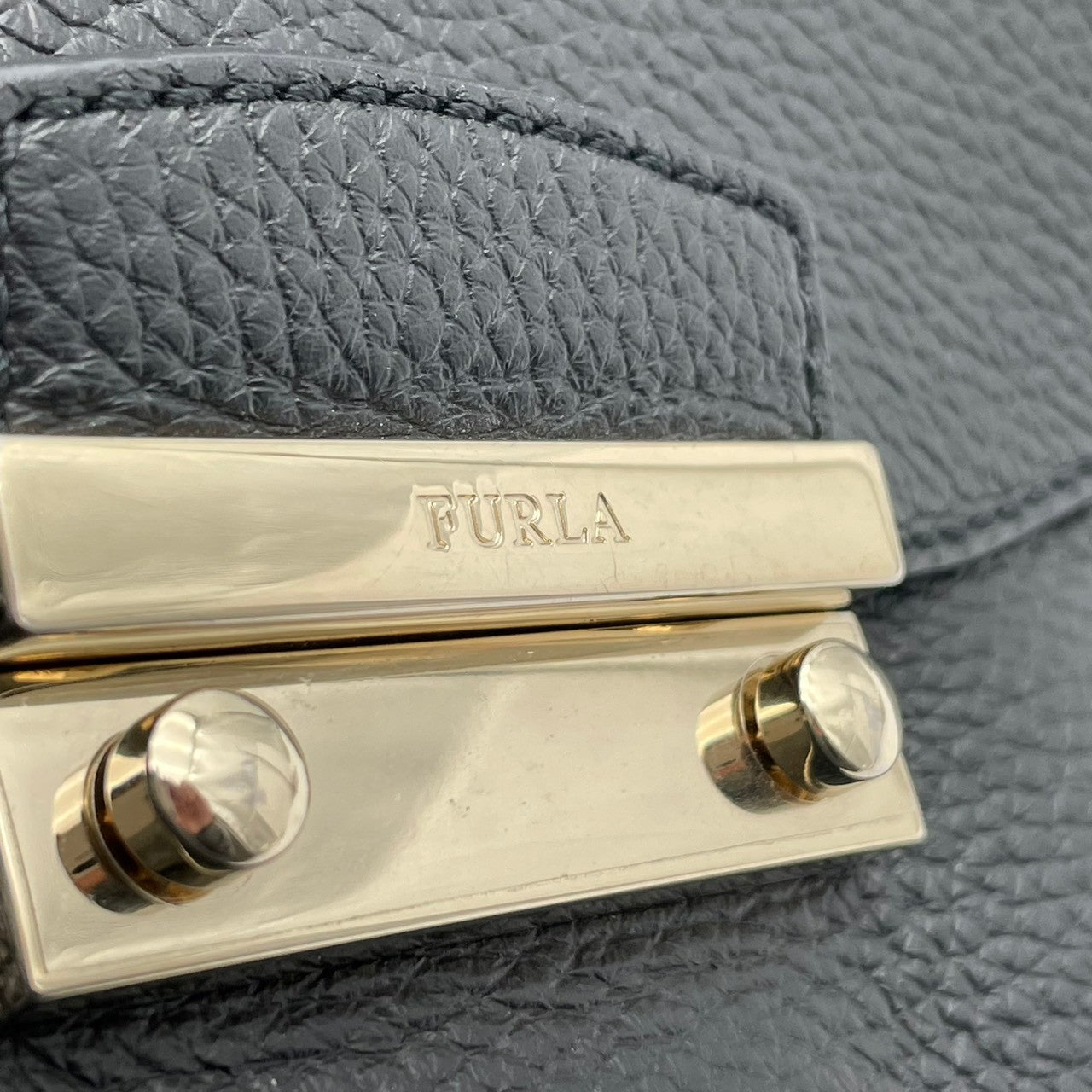 【美品】フルラ FURLA ハンドバッグ ショルダーバッグ 2WAY 本革 レザー ブラック 黒 ゴールド金具 自立可 エレガント ビンテージ クラシック 上品 高級感 通勤 通学 お出かけ 冠婚葬祭 フォーマル 人気 定番 S66