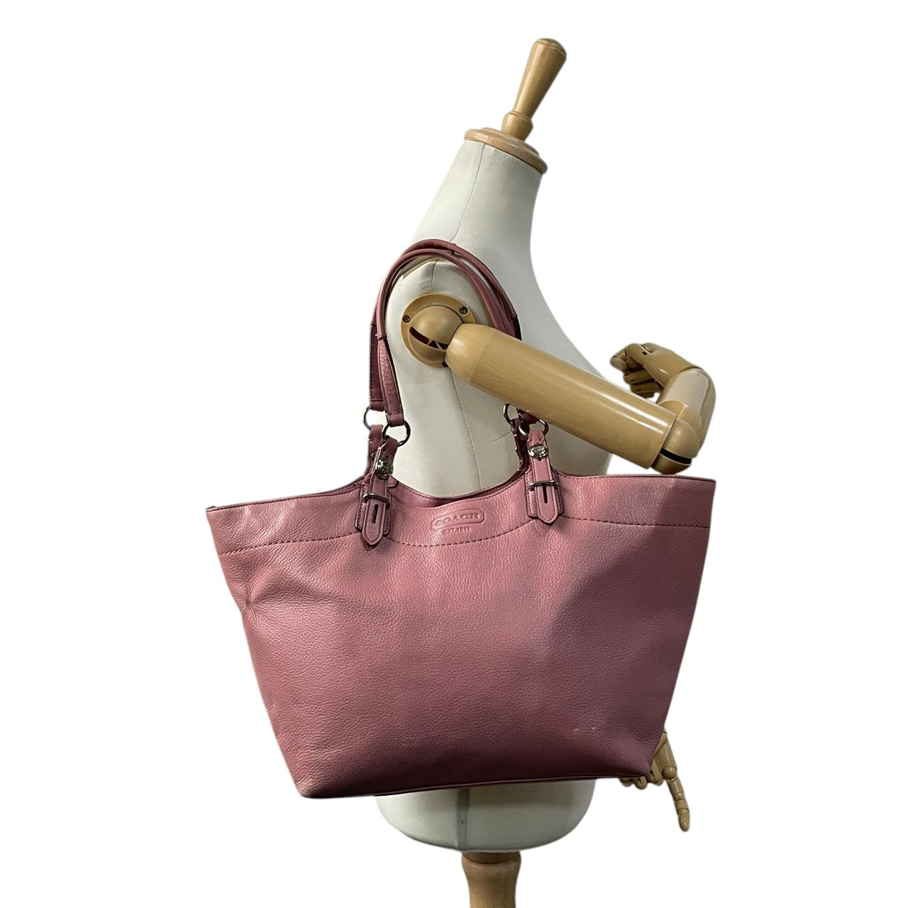 【良品】コーチ COACH トートバッグ ショルダーバッグ 肩掛け ワンショルダー A4収納可 大容量 本革 レザー ピンク 桃色 ゴールド金具 ロゴ チャーム ビンテージ クラシック エレガント 上品 通勤 通学 お出かけ レジャー 収納力抜群 S66