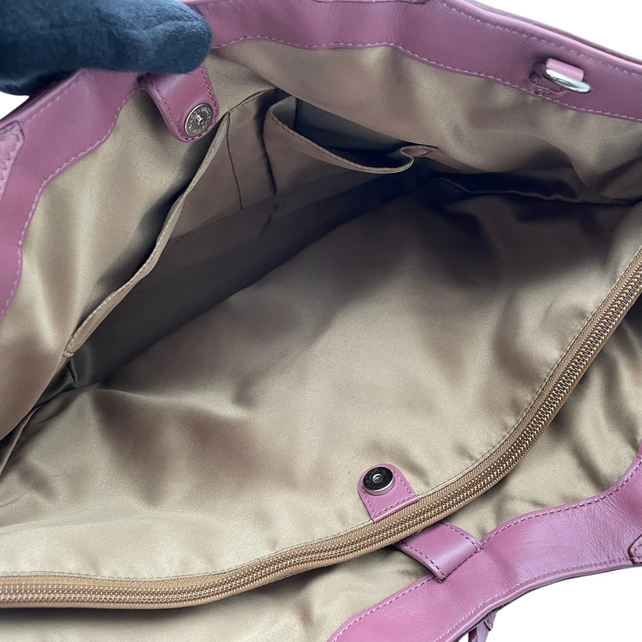 【良品】コーチ COACH トートバッグ ショルダーバッグ 肩掛け ワンショルダー A4収納可 大容量 本革 レザー ピンク 桃色 ゴールド金具 ロゴ チャーム ビンテージ クラシック エレガント 上品 通勤 通学 お出かけ レジャー 収納力抜群 S66