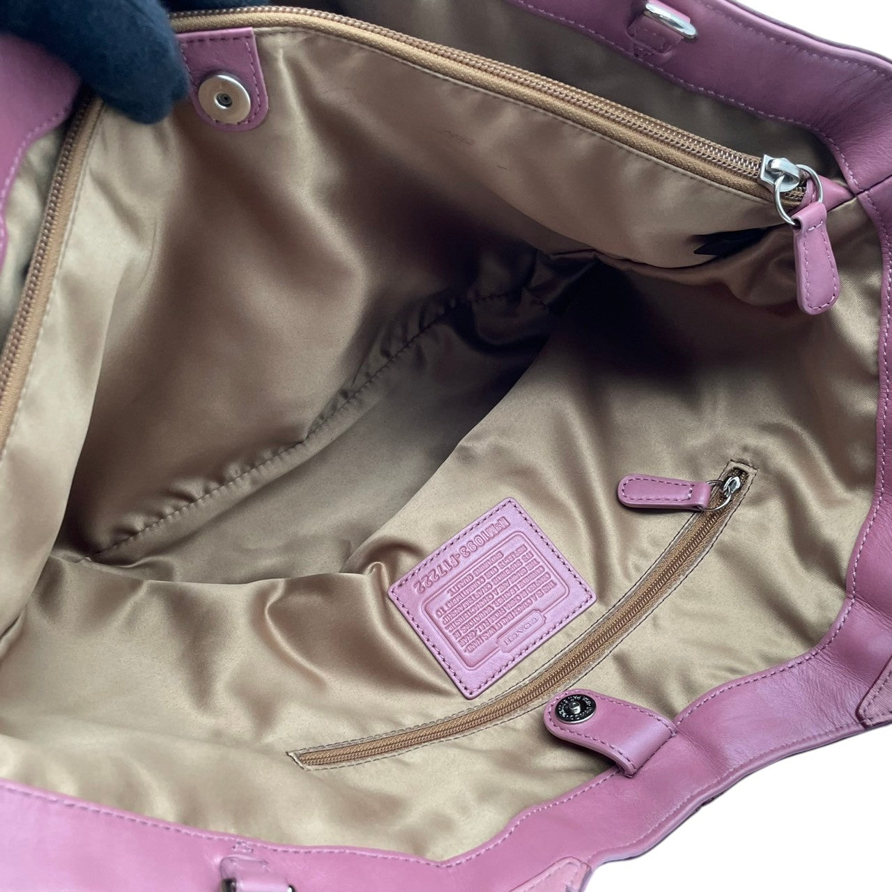 【良品】コーチ COACH トートバッグ ショルダーバッグ 肩掛け ワンショルダー A4収納可 大容量 本革 レザー ピンク 桃色 ゴールド金具 ロゴ チャーム ビンテージ クラシック エレガント 上品 通勤 通学 お出かけ レジャー 収納力抜群 S66