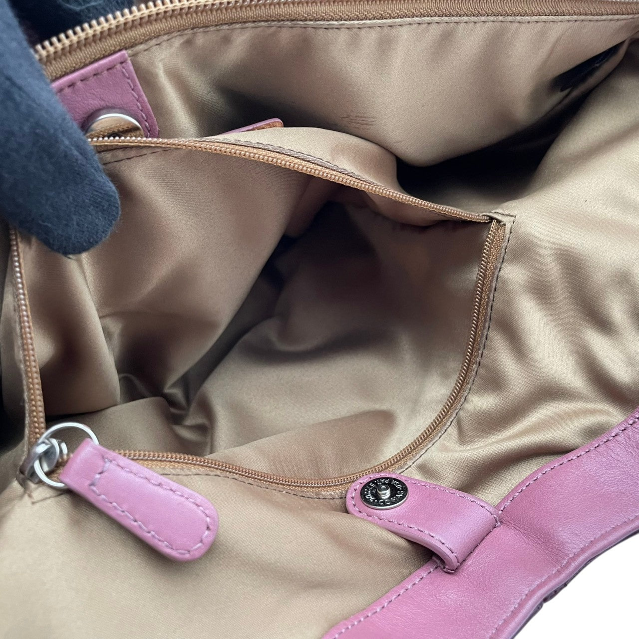 【良品】コーチ COACH トートバッグ ショルダーバッグ 肩掛け ワンショルダー A4収納可 大容量 本革 レザー ピンク 桃色 ゴールド金具 ロゴ チャーム ビンテージ クラシック エレガント 上品 通勤 通学 お出かけ レジャー 収納力抜群 S66