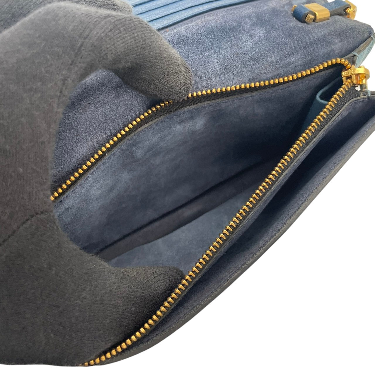 ミュウミュウ Miu Miu ショルダーバッグ ミニバッグ ポシェット レザー 本革 ブルー 青 水色 ライトブルー 斜め掛け可 肩掛け ゴールド金具 ロゴ エレガント クラシック ヴィンテージ風 カジュアル おしゃれ 鞄 レディース 通勤 お出かけ S68