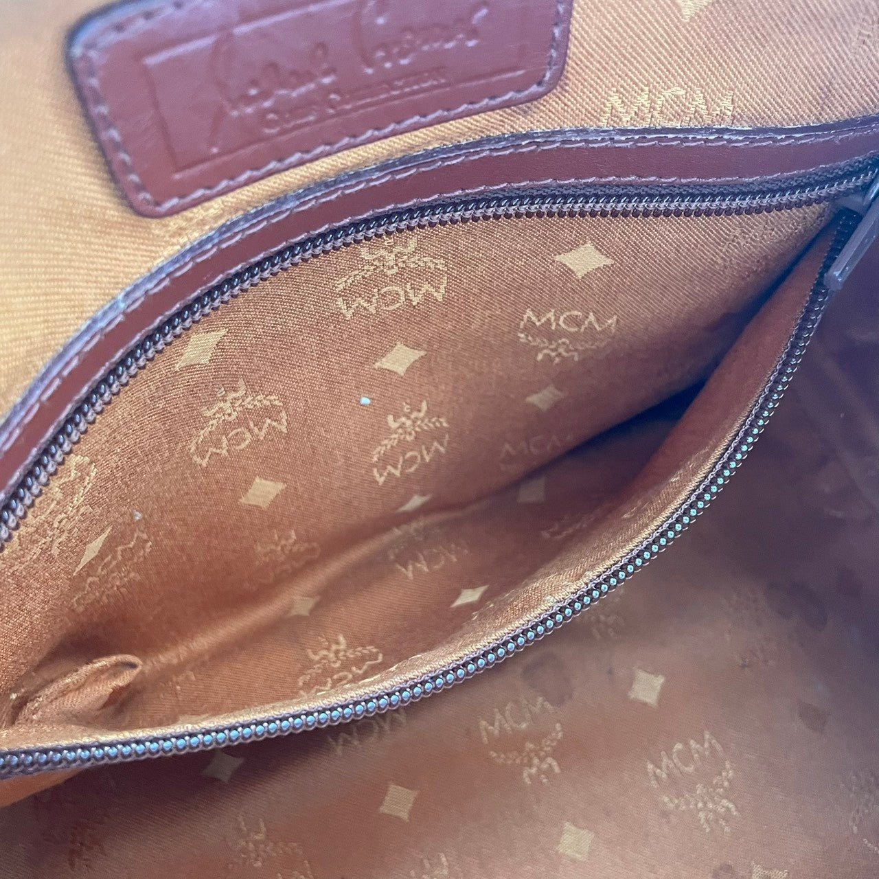 【美品】エムシーエム MCM ハンドバッグ ミニボストンバッグ ヴィセトス モノグラム レザー 本革 ブラウン コニャック ゴールド金具 ロゴ ヴィンテージ ビンテージ クラシック エレガント 希少 レア 自立可 鞄 カバン レディース お出かけ S68