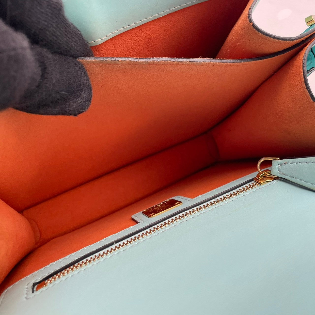 エムシーエム MCM ショルダーバッグ 斜め掛け可 レザー 本革 水色 ライトブルー シルバー金具 ロゴプレート ヴィンテージ ビンテージ クラシック エレガント 上品 カジュアル おしゃれ 鞄 カバン レディース お出かけ デイリーユース ギフト S68