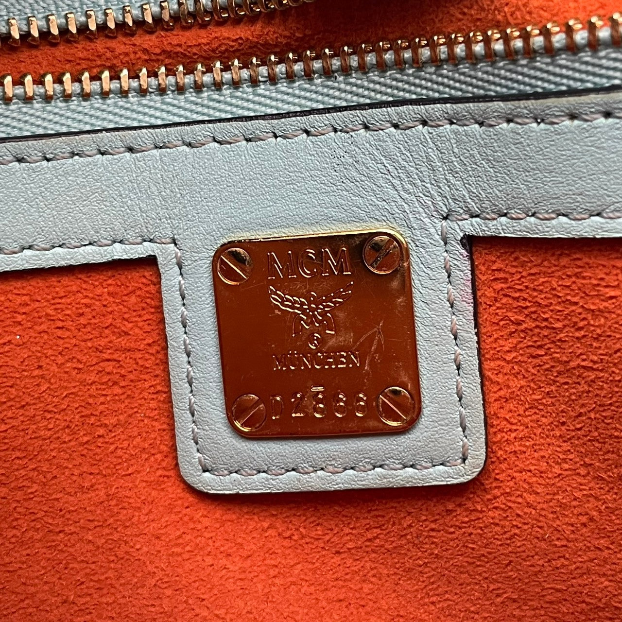 エムシーエム MCM ショルダーバッグ 斜め掛け可 レザー 本革 水色 ライトブルー シルバー金具 ロゴプレート ヴィンテージ ビンテージ クラシック エレガント 上品 カジュアル おしゃれ 鞄 カバン レディース お出かけ デイリーユース ギフト S68