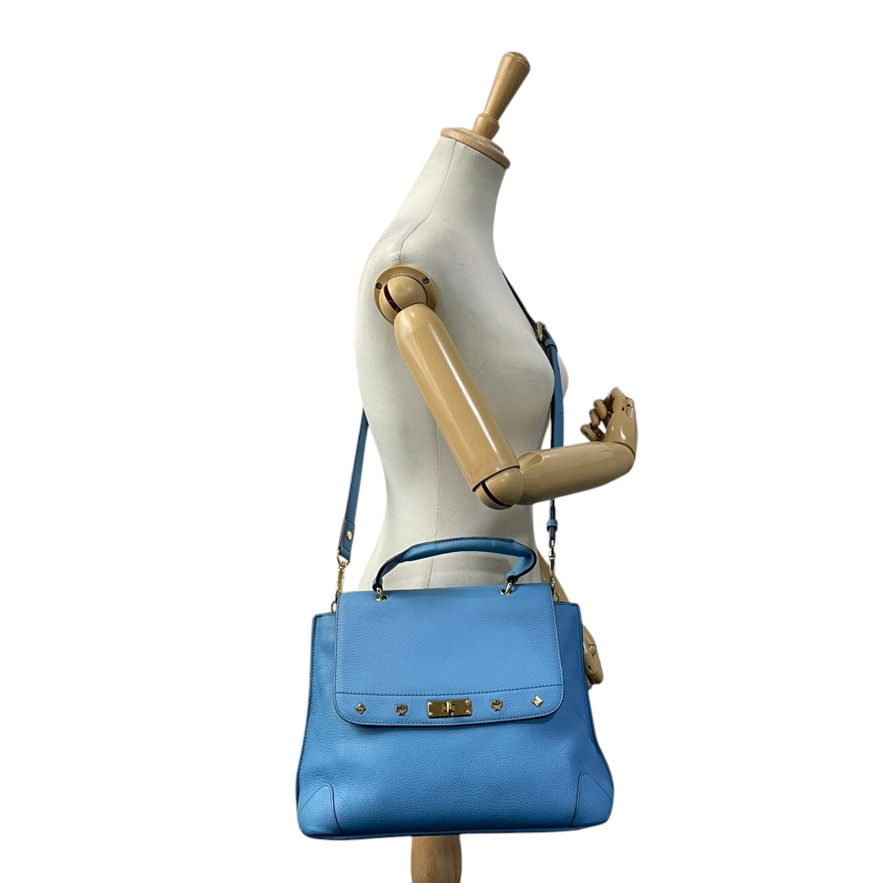 【美品】エムシーエム MCM 2way ハンドバッグ ショルダーバッグ 斜め掛け可 レザー 本革 水色 ライトブルー シルバー金具 ロゴプレート ヴィンテージ ビンテージ クラシック エレガント 上品 鞄 レディース お出かけ 通勤 通学 大容量 S68