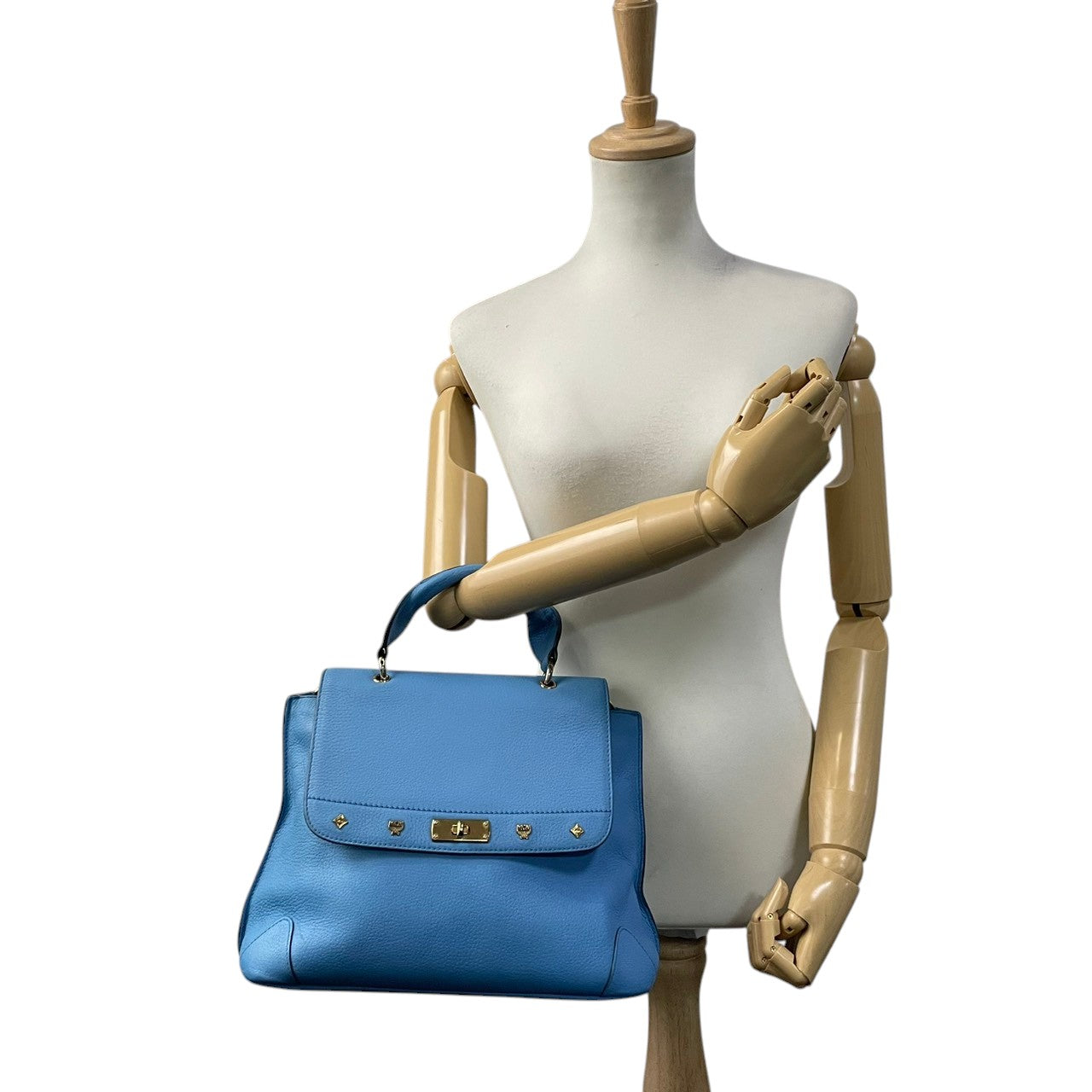 【美品】エムシーエム MCM 2way ハンドバッグ ショルダーバッグ 斜め掛け可 レザー 本革 水色 ライトブルー シルバー金具 ロゴプレート ヴィンテージ ビンテージ クラシック エレガント 上品 鞄 レディース お出かけ 通勤 通学 大容量 S68