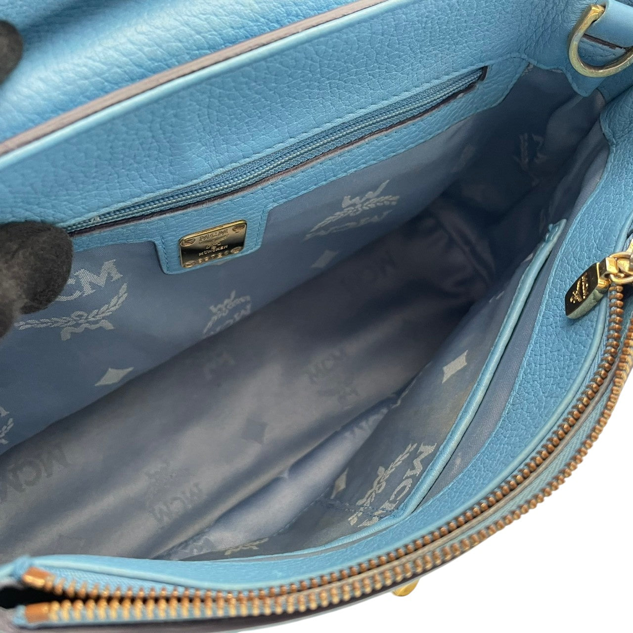 【美品】エムシーエム MCM 2way ハンドバッグ ショルダーバッグ 斜め掛け可 レザー 本革 水色 ライトブルー シルバー金具 ロゴプレート ヴィンテージ ビンテージ クラシック エレガント 上品 鞄 レディース お出かけ 通勤 通学 大容量 S68