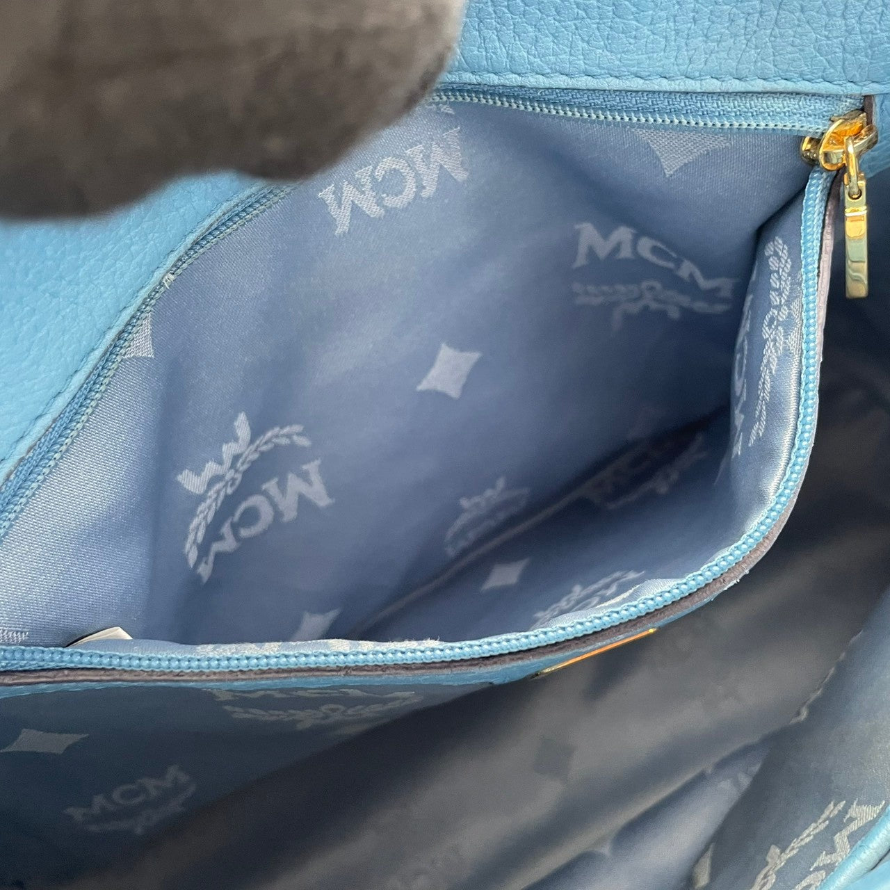 【美品】エムシーエム MCM 2way ハンドバッグ ショルダーバッグ 斜め掛け可 レザー 本革 水色 ライトブルー シルバー金具 ロゴプレート ヴィンテージ ビンテージ クラシック エレガント 上品 鞄 レディース お出かけ 通勤 通学 大容量 S68