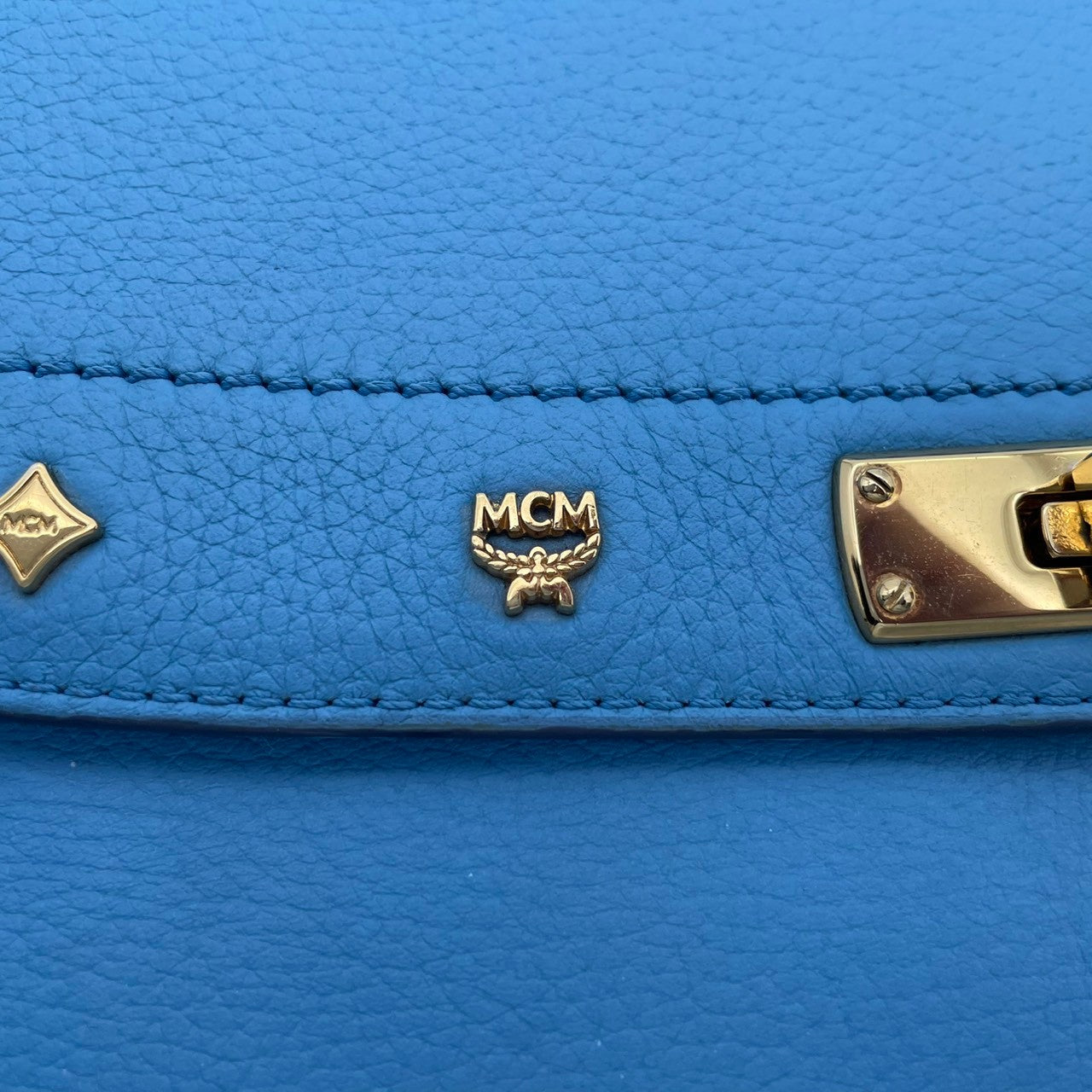 【美品】エムシーエム MCM 2way ハンドバッグ ショルダーバッグ 斜め掛け可 レザー 本革 水色 ライトブルー シルバー金具 ロゴプレート ヴィンテージ ビンテージ クラシック エレガント 上品 鞄 レディース お出かけ 通勤 通学 大容量 S68