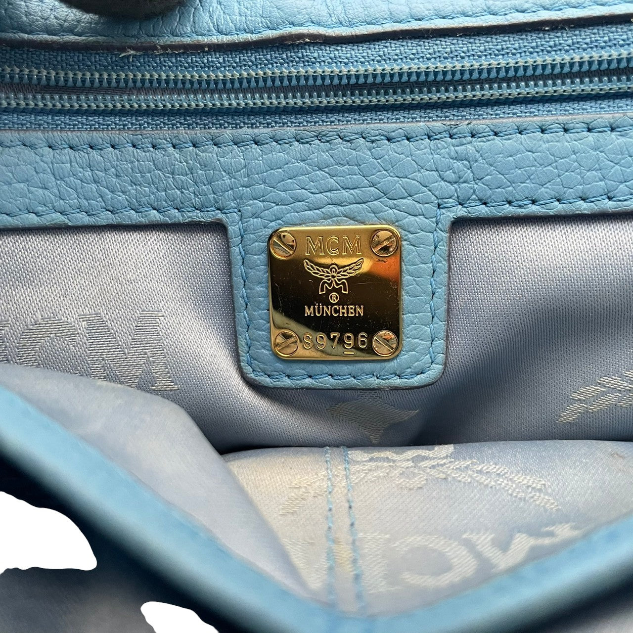 【美品】エムシーエム MCM 2way ハンドバッグ ショルダーバッグ 斜め掛け可 レザー 本革 水色 ライトブルー シルバー金具 ロゴプレート ヴィンテージ ビンテージ クラシック エレガント 上品 鞄 レディース お出かけ 通勤 通学 大容量 S68