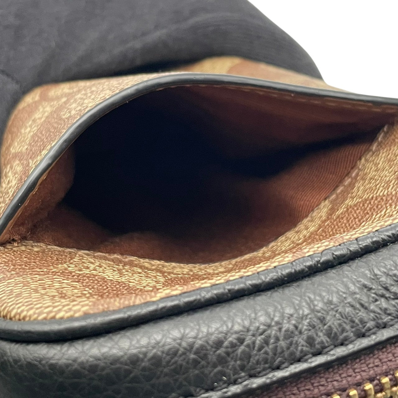 美品 コーチ COACH ショルダーバッグ スマホショルダー ミニバッグ シグネチャー キャンバス レザー ブラウン ブラック ゴールド金具 斜め掛け可 ノースサウス クロスボディ 縦型 ポーチ スリム エレガント クラシック レディース C5585 S54