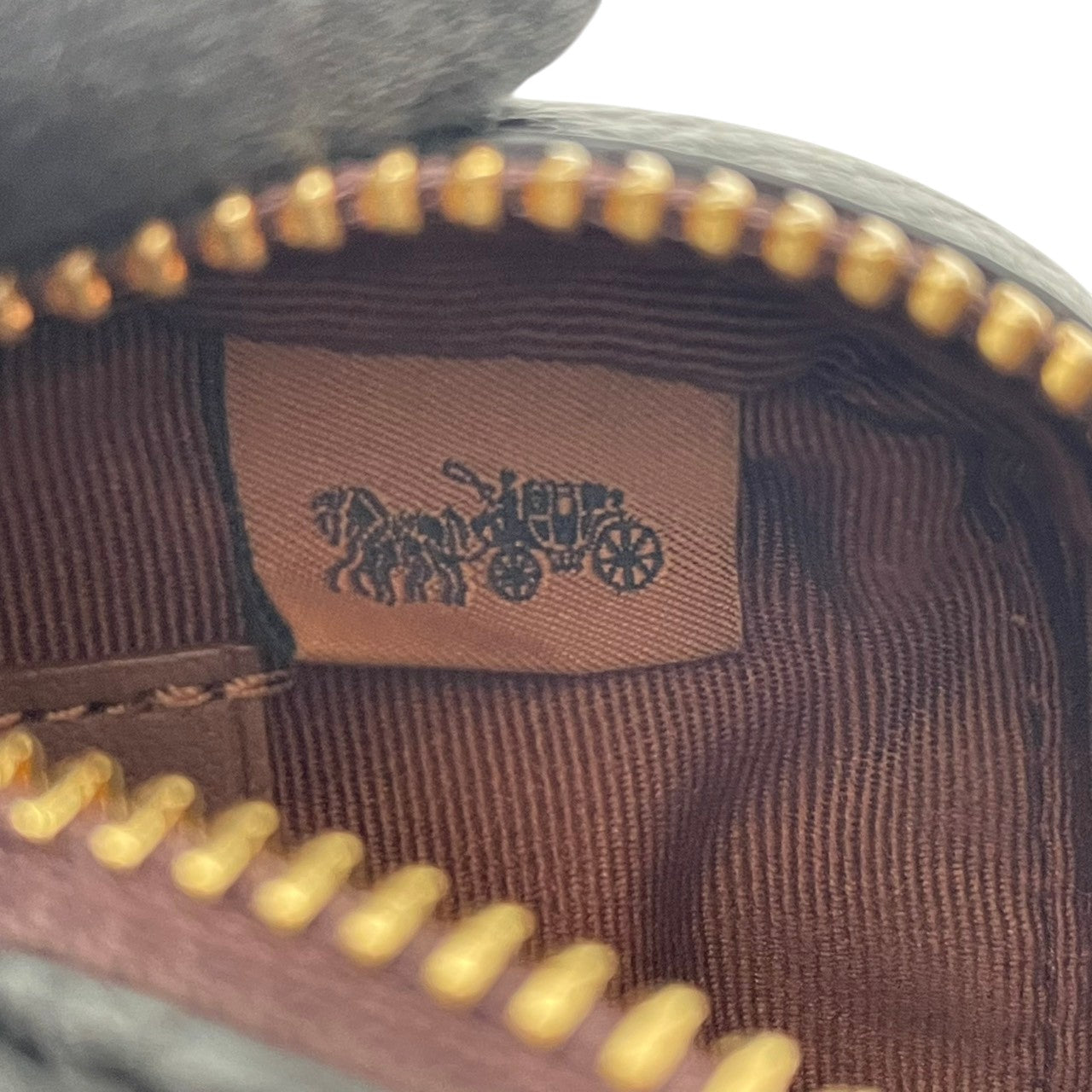 美品 コーチ COACH ショルダーバッグ スマホショルダー ミニバッグ シグネチャー キャンバス レザー ブラウン ブラック ゴールド金具 斜め掛け可 ノースサウス クロスボディ 縦型 ポーチ スリム エレガント クラシック レディース C5585 S54