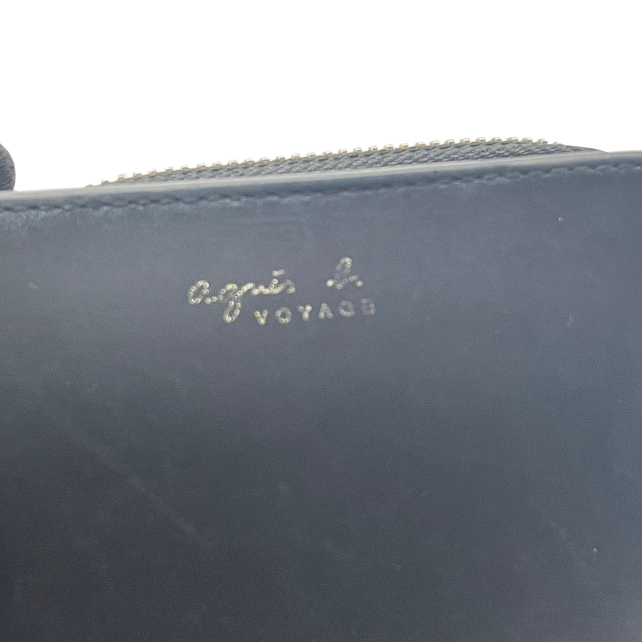 アニエスベー　agnes b.　VOYAGE　二つ折り財布　ラウンドファスナー　レザー　本革　紺　ネイビー　コンパクト　札入れ　小銭入れ　カード収納　ゴールド金具　ロゴ型押し　クラシック　上品　メンズ　レディース　ユニセックス　旅行　日常使い　M2