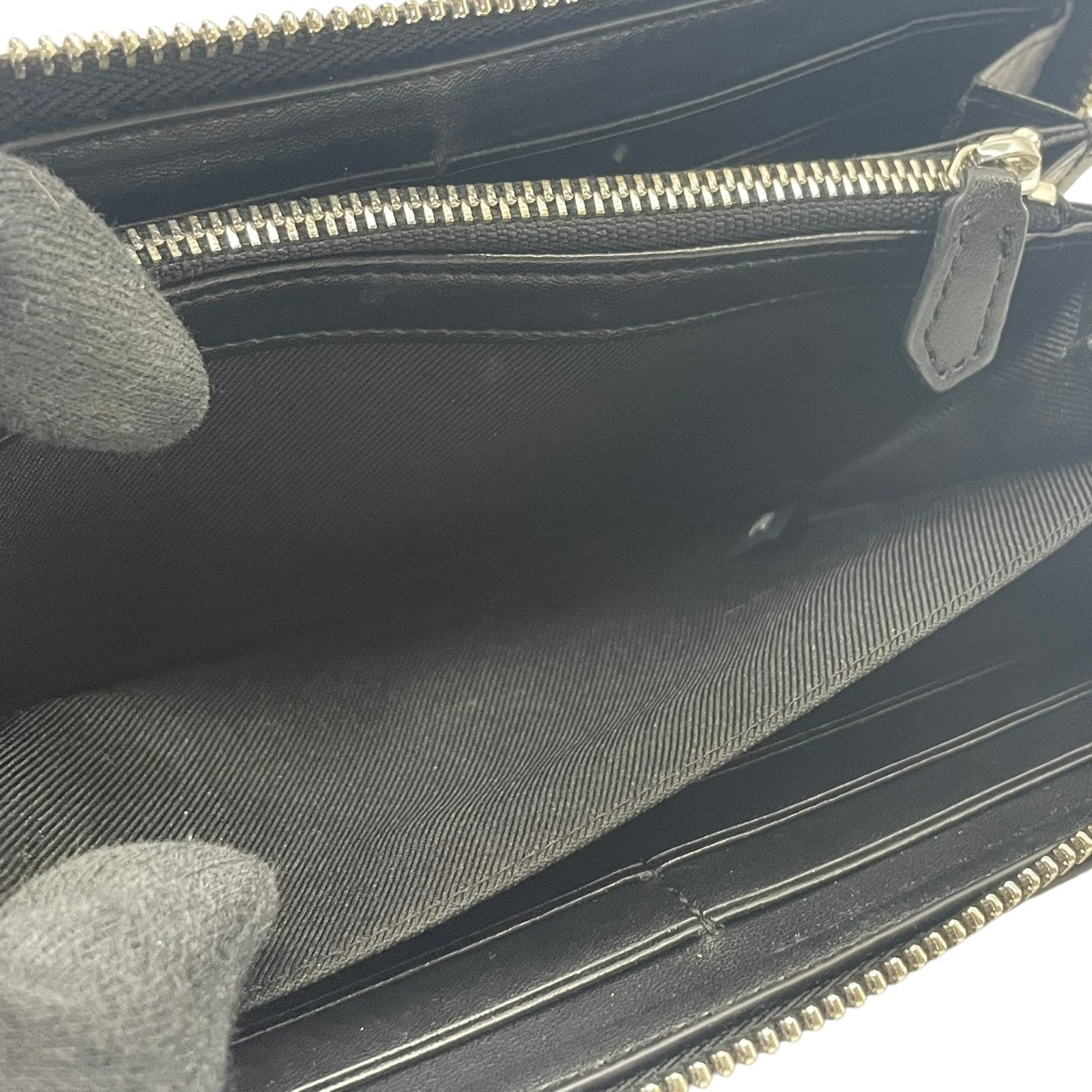 ヴィヴィアンウエストウッド　Vivienne Westwood　長財布　ラウンドファスナー　レザー　本革　黒　ブラック　エンボス　オーブ金具　シルバー金具　札入れ　小銭入れ　カード収納　クラシック　上品　メンズ　レディース　ユニセックス　M2
