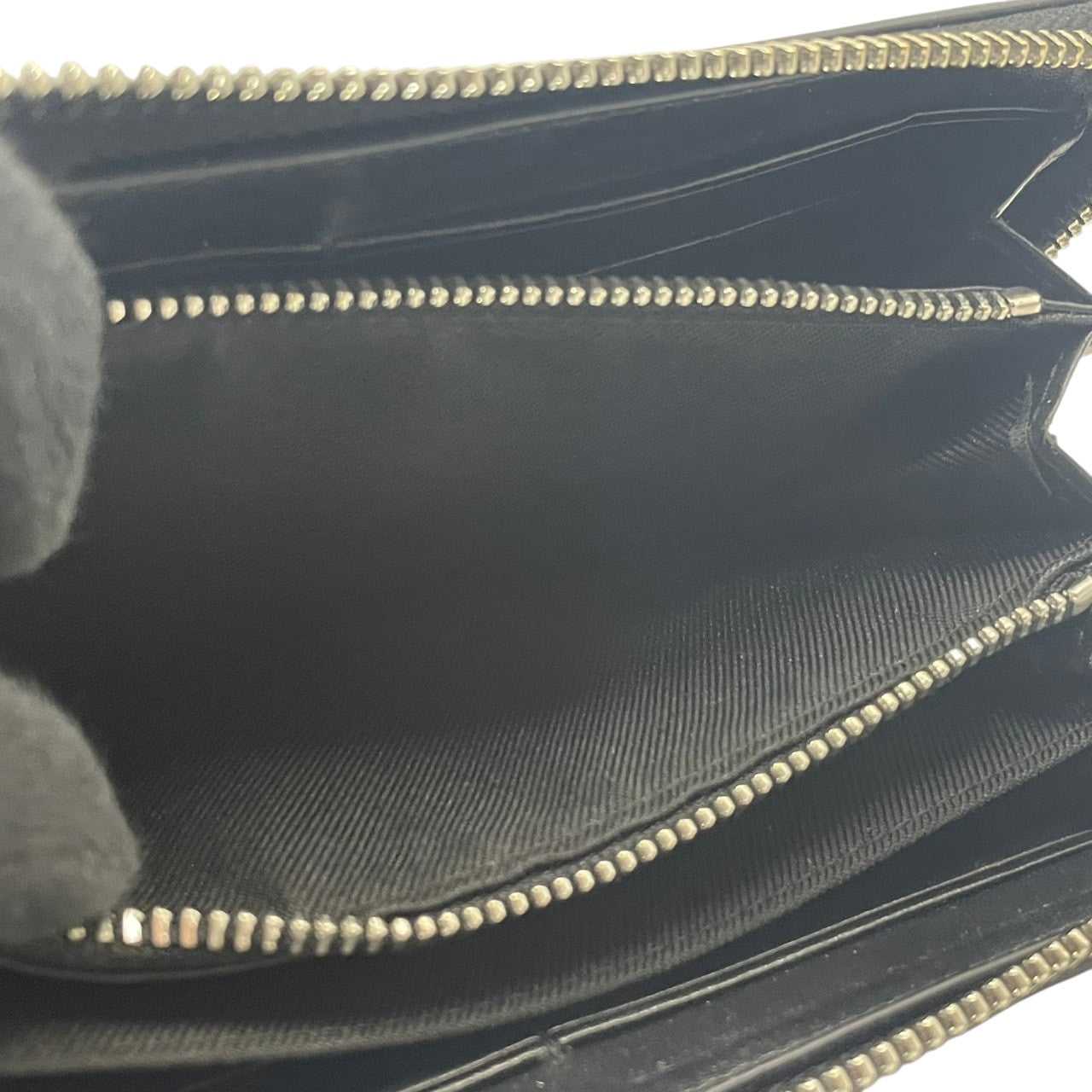 ヴィヴィアンウエストウッド　Vivienne Westwood　長財布　ラウンドファスナー　レザー　本革　黒　ブラック　エンボス　オーブ金具　シルバー金具　札入れ　小銭入れ　カード収納　クラシック　上品　メンズ　レディース　ユニセックス　M2