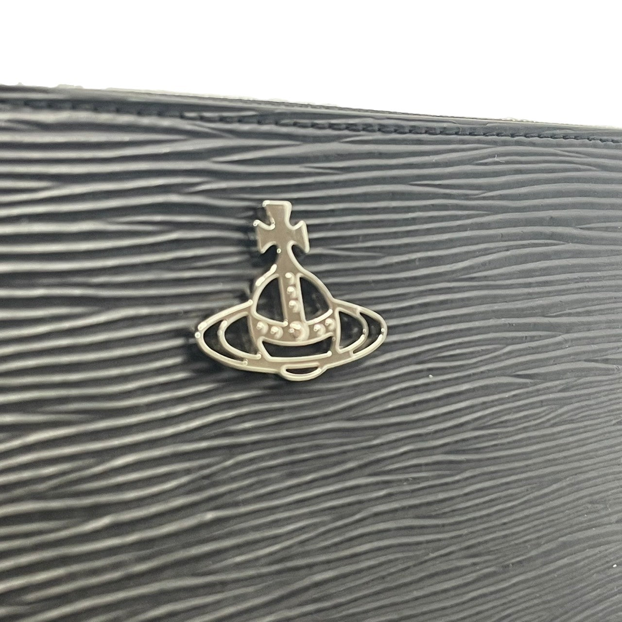 ヴィヴィアンウエストウッド　Vivienne Westwood　長財布　ラウンドファスナー　レザー　本革　黒　ブラック　エンボス　オーブ金具　シルバー金具　札入れ　小銭入れ　カード収納　クラシック　上品　メンズ　レディース　ユニセックス　M2