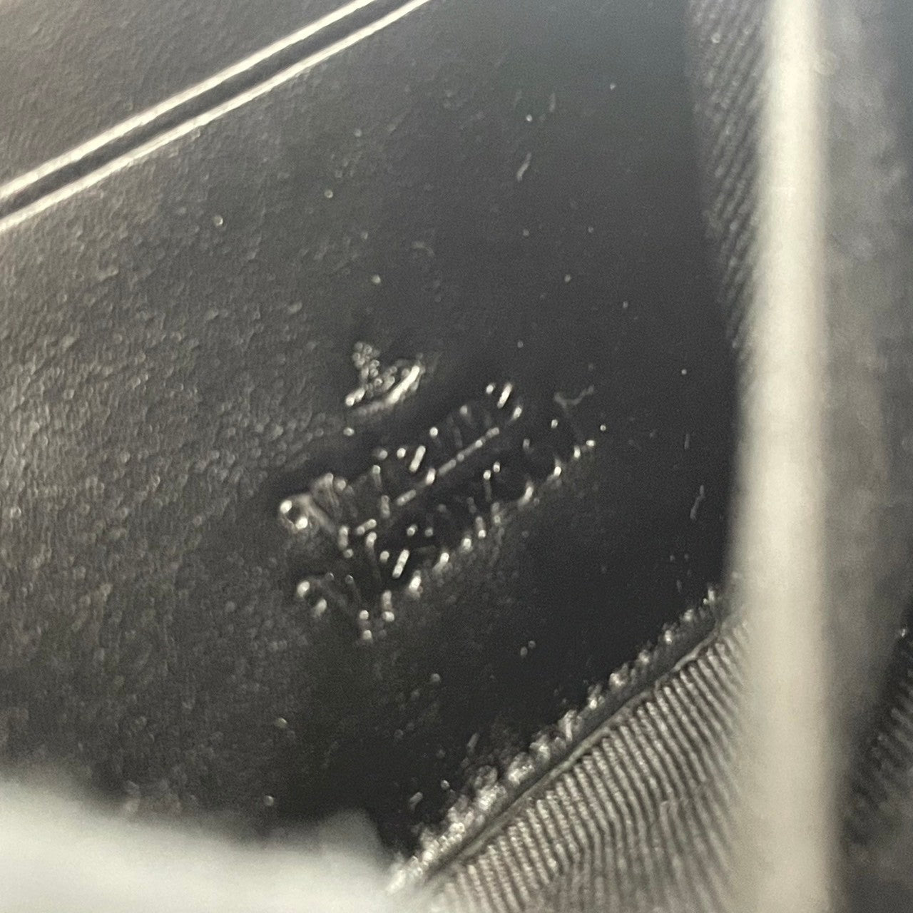 ヴィヴィアンウエストウッド　Vivienne Westwood　長財布　ラウンドファスナー　レザー　本革　黒　ブラック　エンボス　オーブ金具　シルバー金具　札入れ　小銭入れ　カード収納　クラシック　上品　メンズ　レディース　ユニセックス　M2