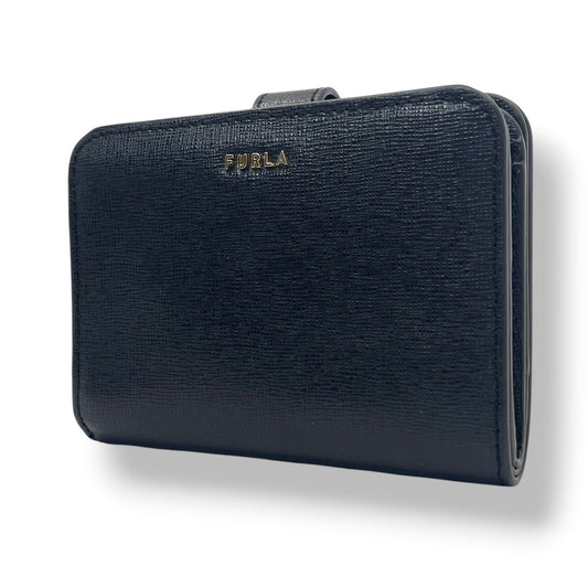 美品　フルラ　FURLA　二つ折り財布　レザー　本革　黒　ブラック　型押し　コンパクトウォレット　ミニ財布　札入れ　小銭入れ　カード収納　ゴールド金具　ロゴ金具　上品　クラシック　レディース　日常使い　M2