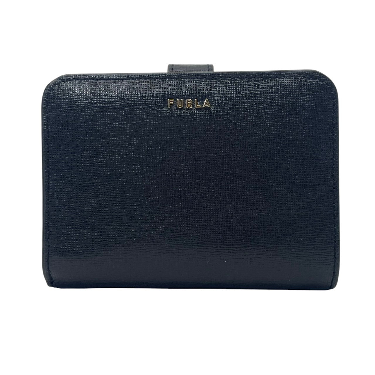美品　フルラ　FURLA　二つ折り財布　レザー　本革　黒　ブラック　型押し　コンパクトウォレット　ミニ財布　札入れ　小銭入れ　カード収納　ゴールド金具　ロゴ金具　上品　クラシック　レディース　日常使い　M2