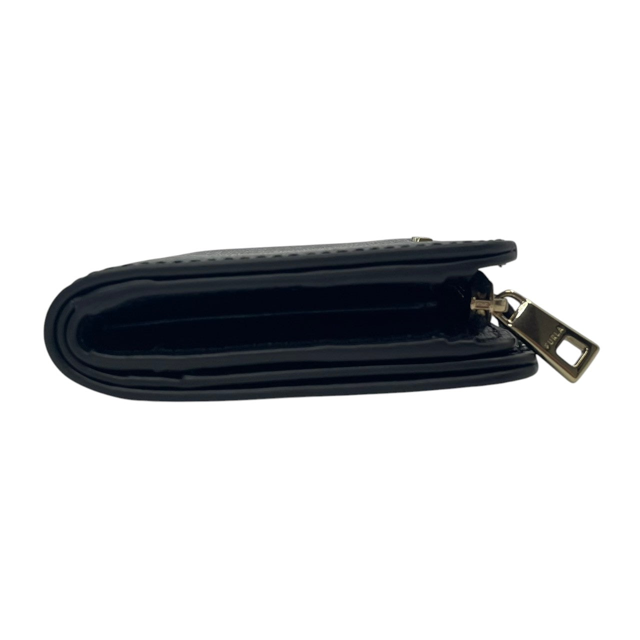 美品　フルラ　FURLA　二つ折り財布　レザー　本革　黒　ブラック　型押し　コンパクトウォレット　ミニ財布　札入れ　小銭入れ　カード収納　ゴールド金具　ロゴ金具　上品　クラシック　レディース　日常使い　M2
